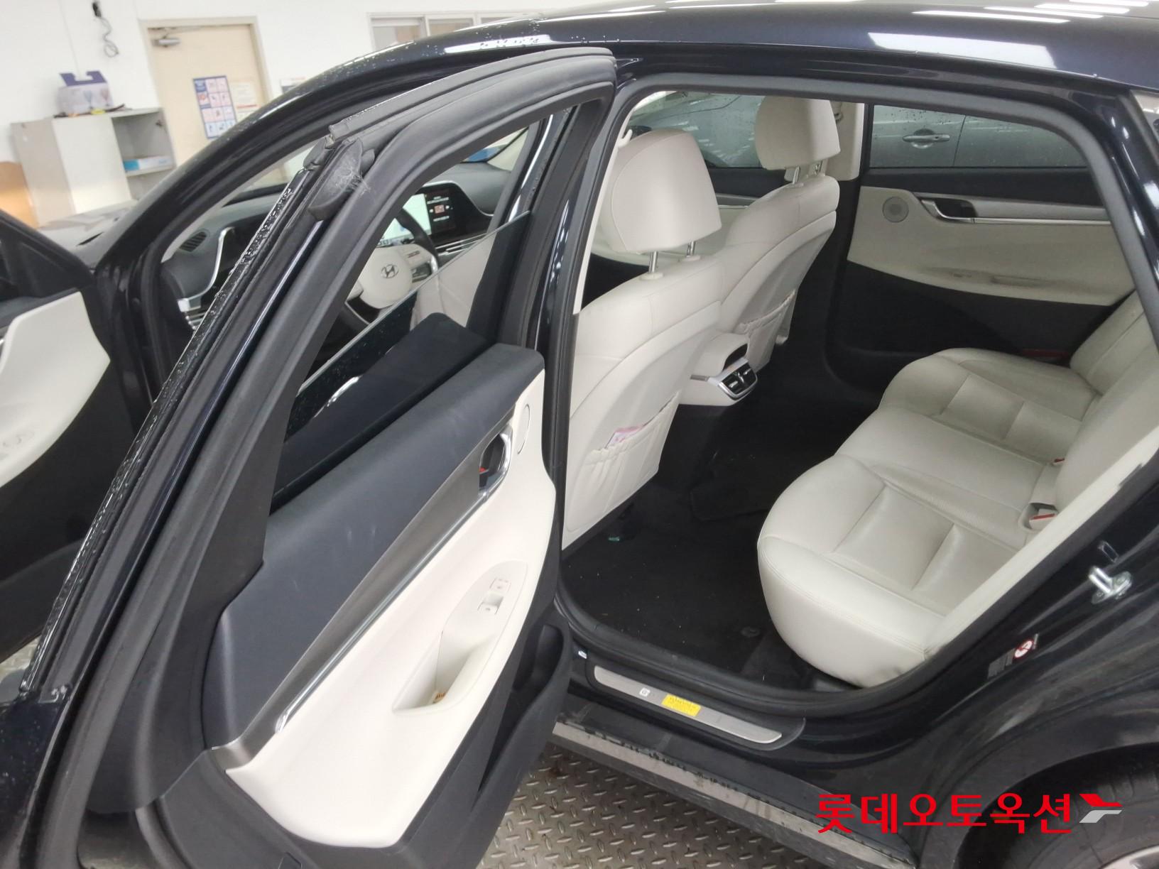Hyundai Grandeur - 38