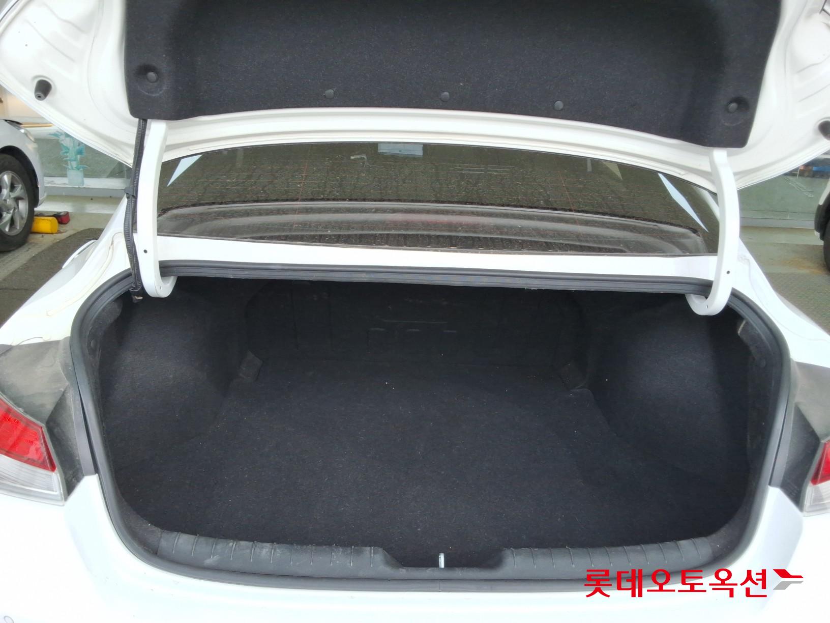 Hyundai Elantra 2021 - Image 9