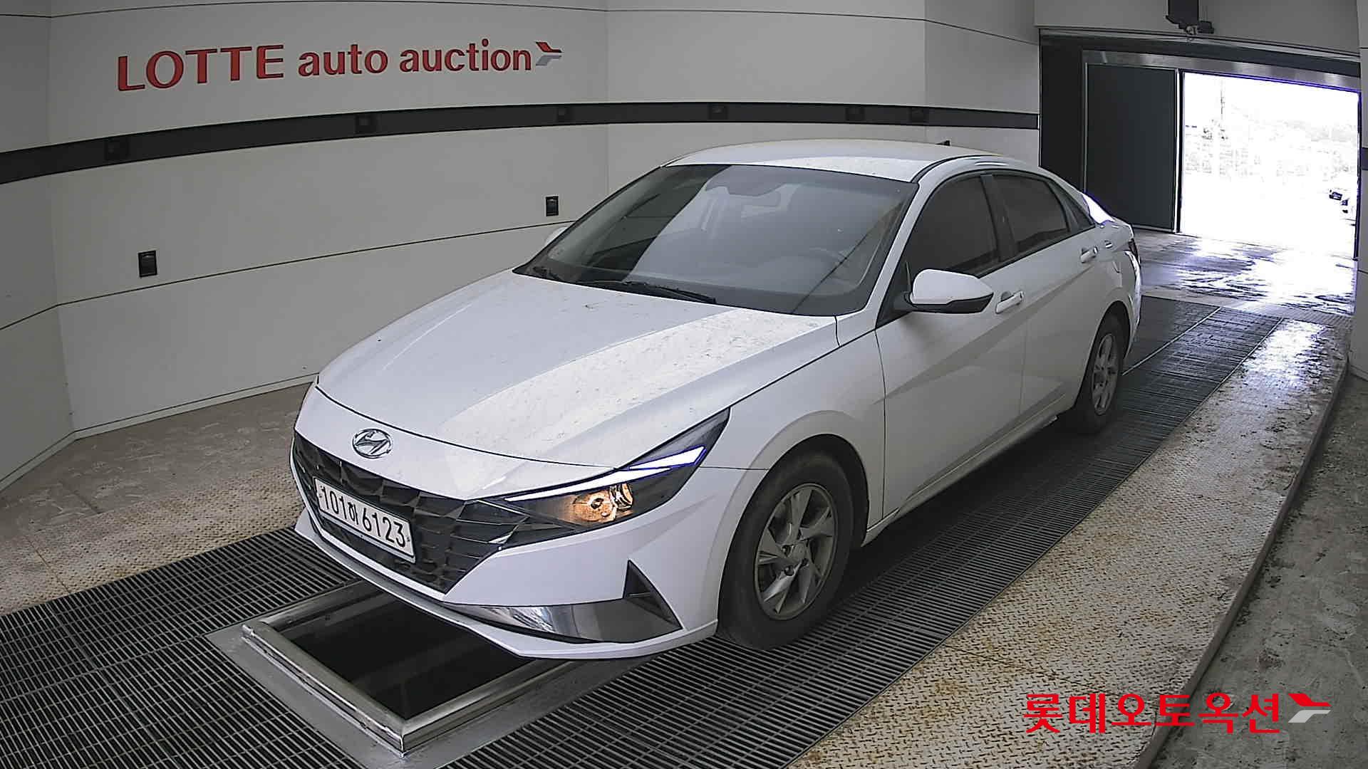 Hyundai Elantra 2021 - Image 3