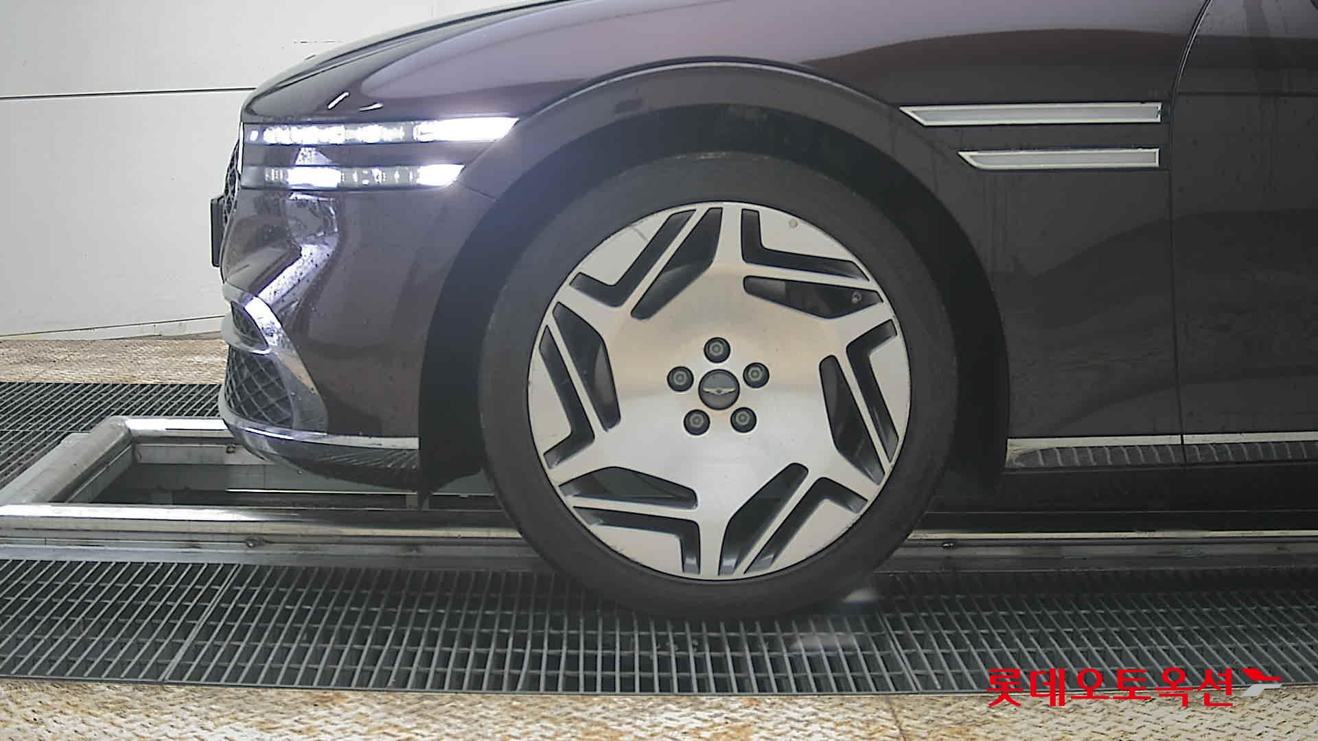 Genesis G90 - 25