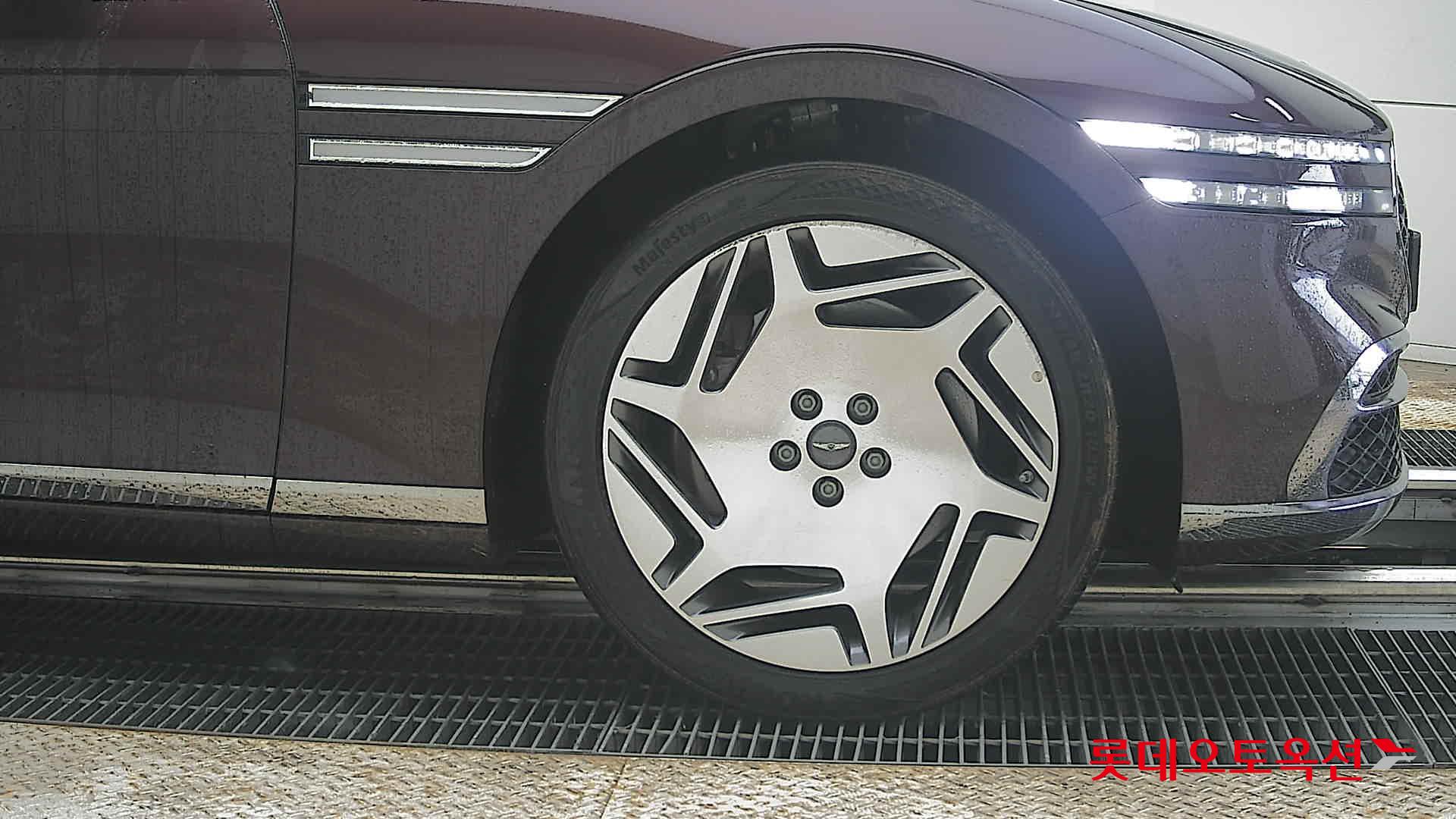 Genesis G90 - 27