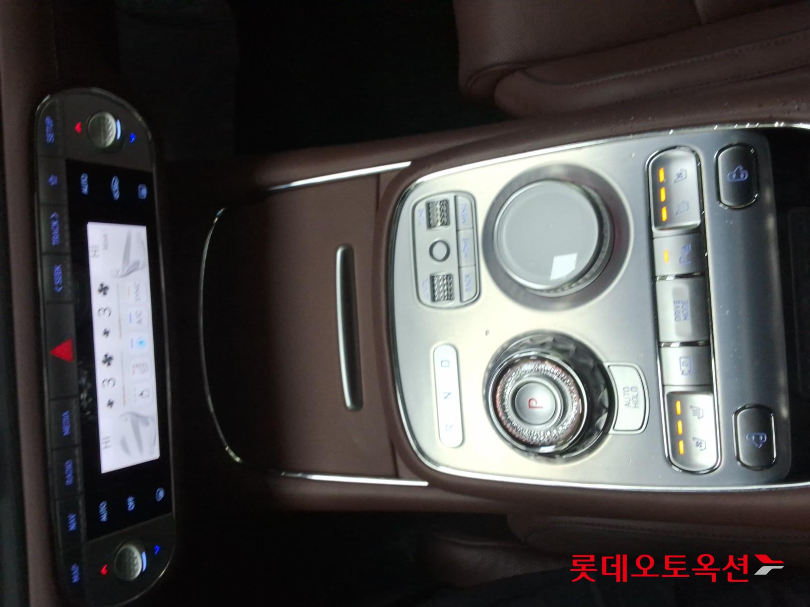 Genesis G90 - 32