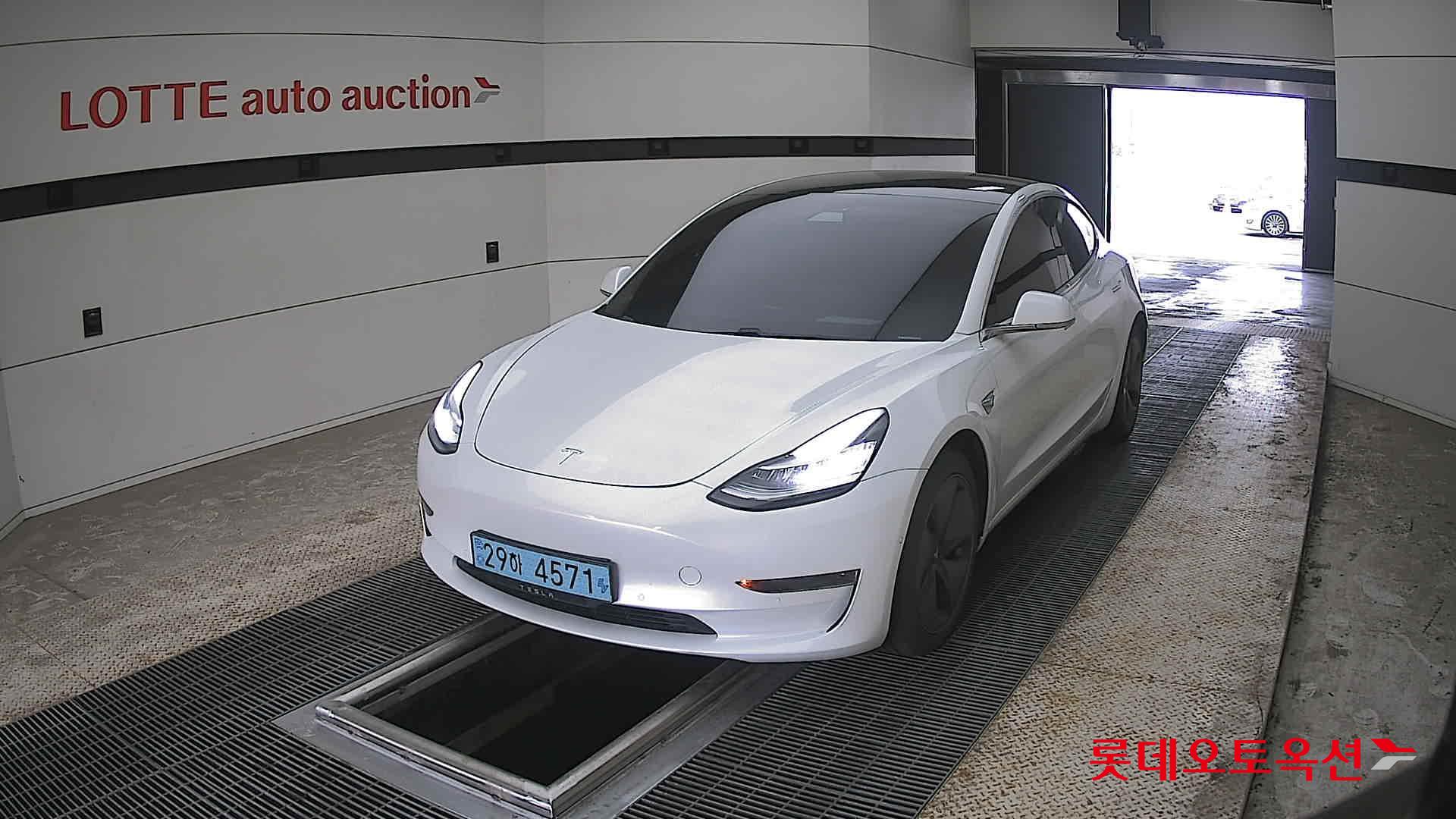 TESLA Model 3 - 10