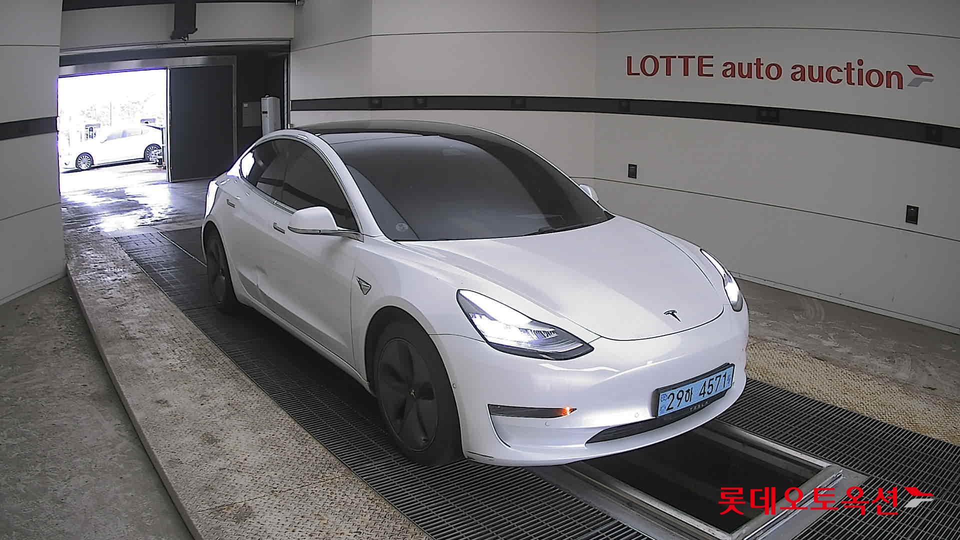 TESLA Model 3 - 6