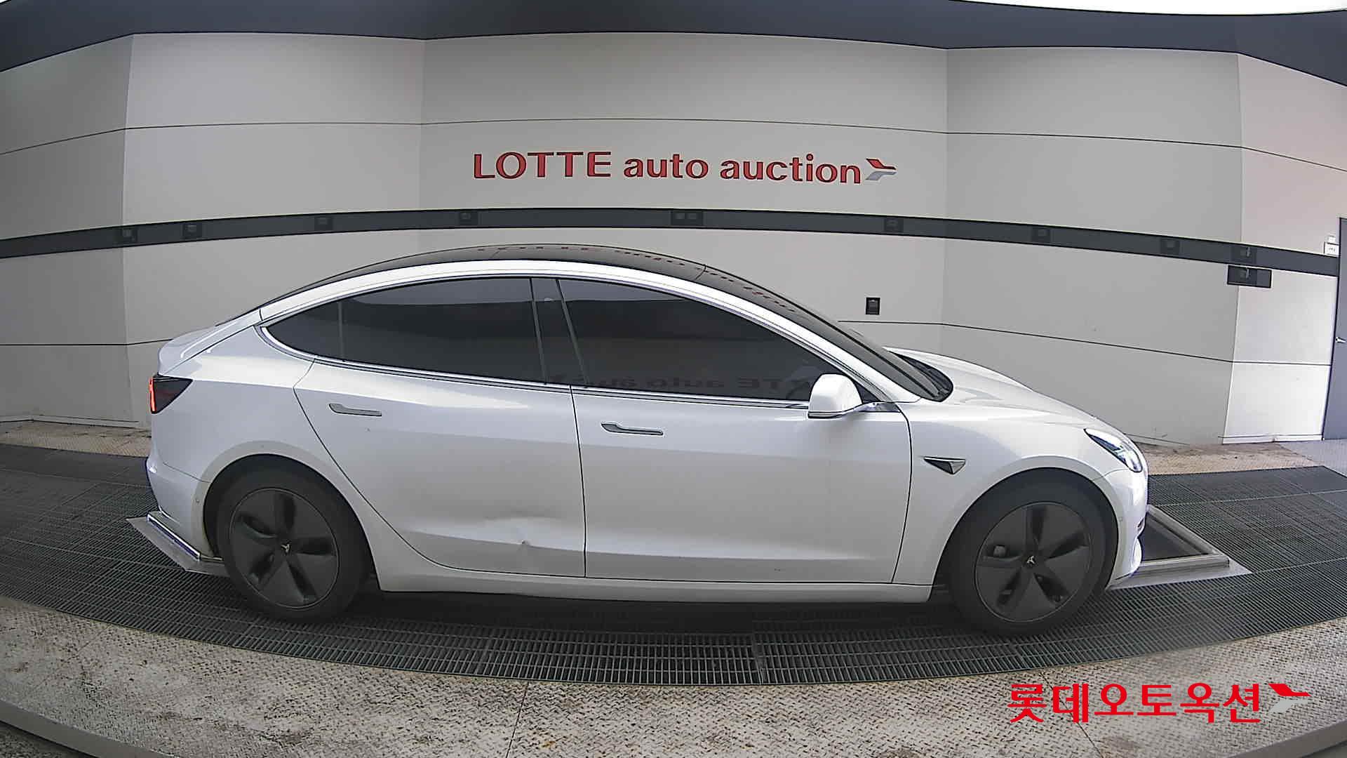 TESLA Model 3 - 21