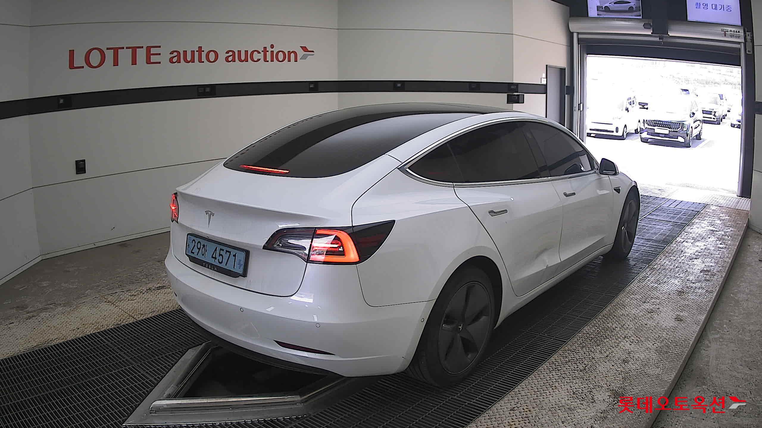 TESLA Model 3 - 5