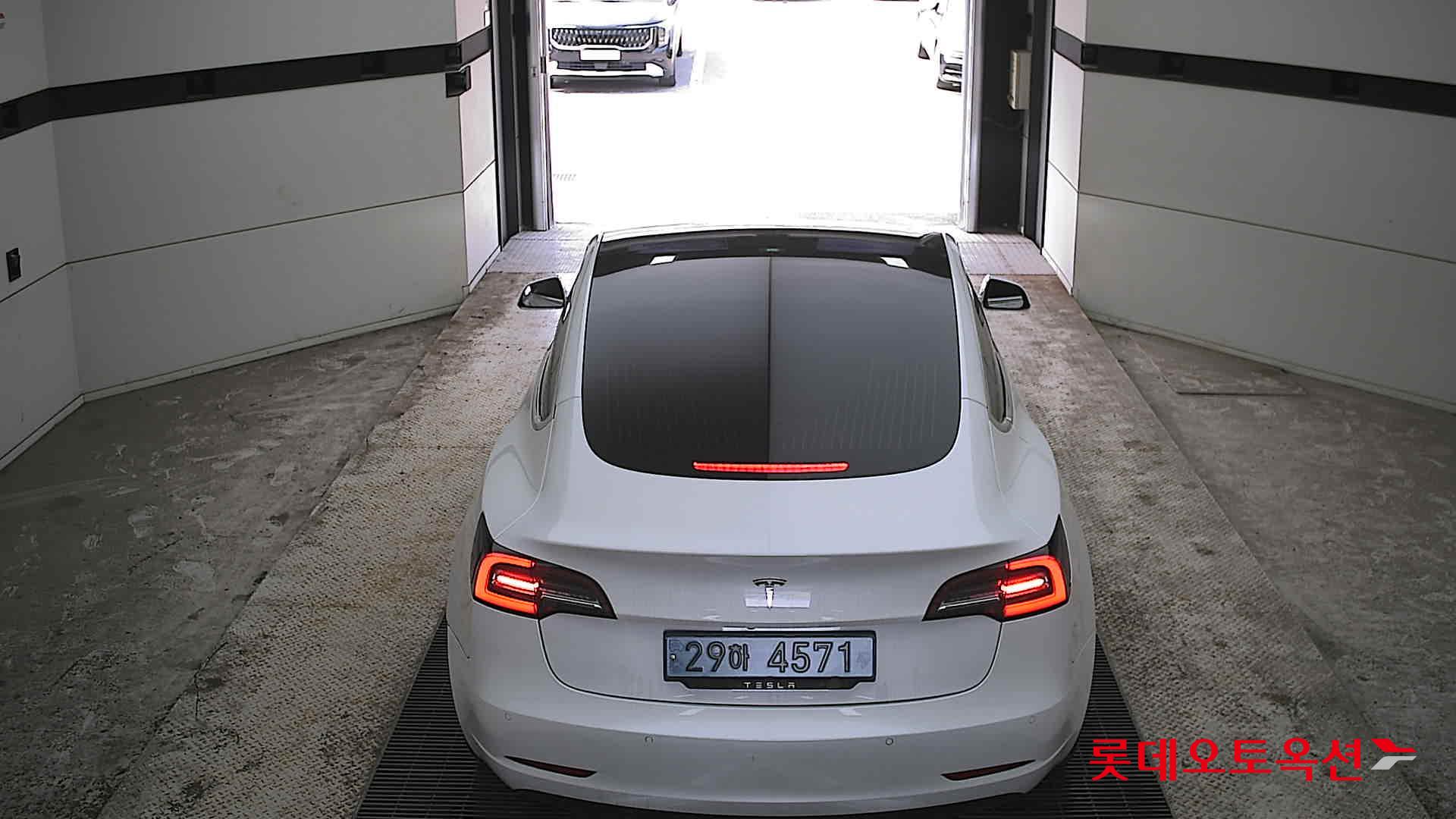 TESLA Model 3 - 17