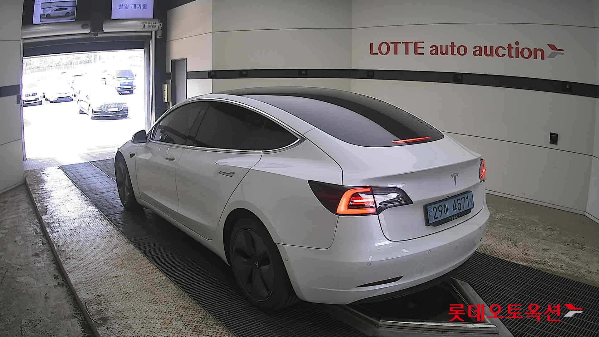TESLA Model 3 - 4