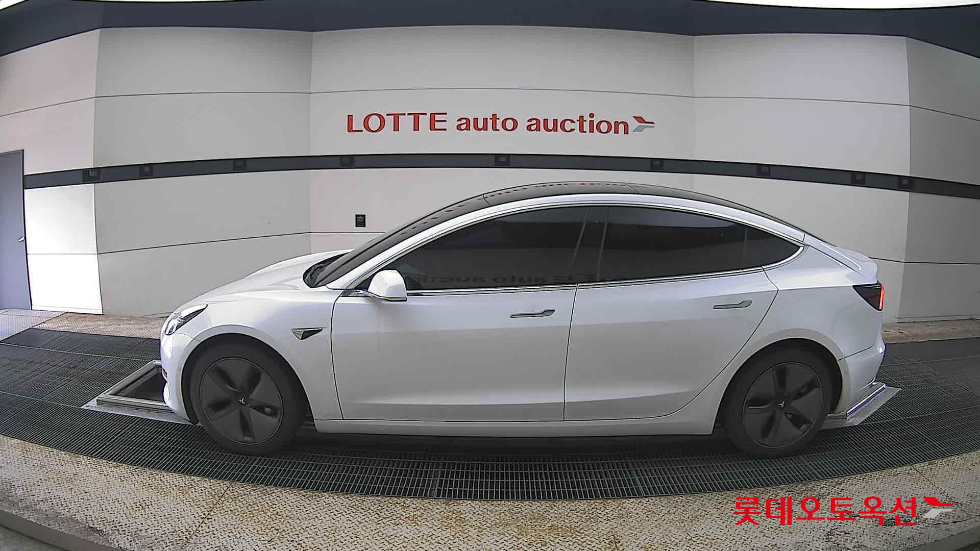 TESLA Model 3 - 13