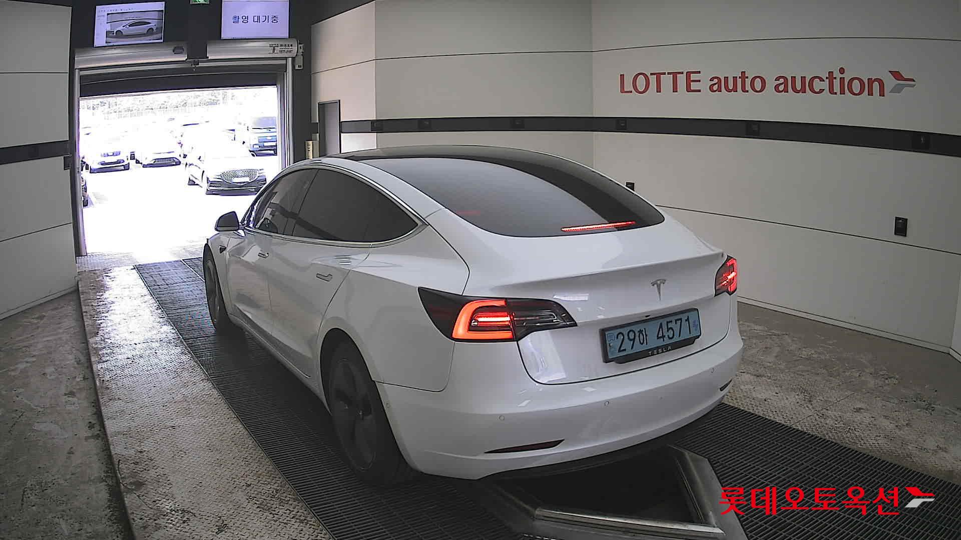 TESLA Model 3 - 16