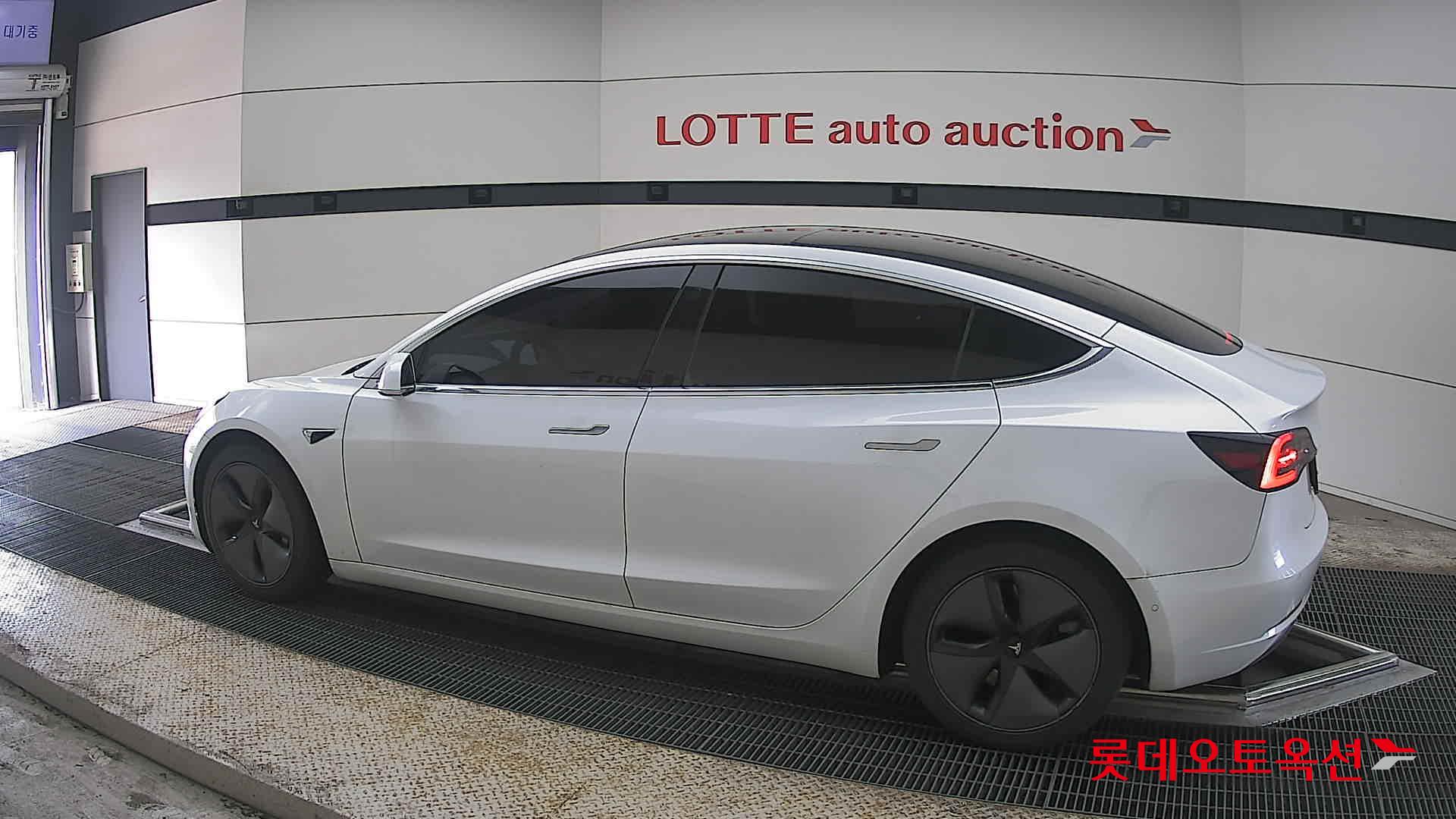 TESLA Model 3 - 14