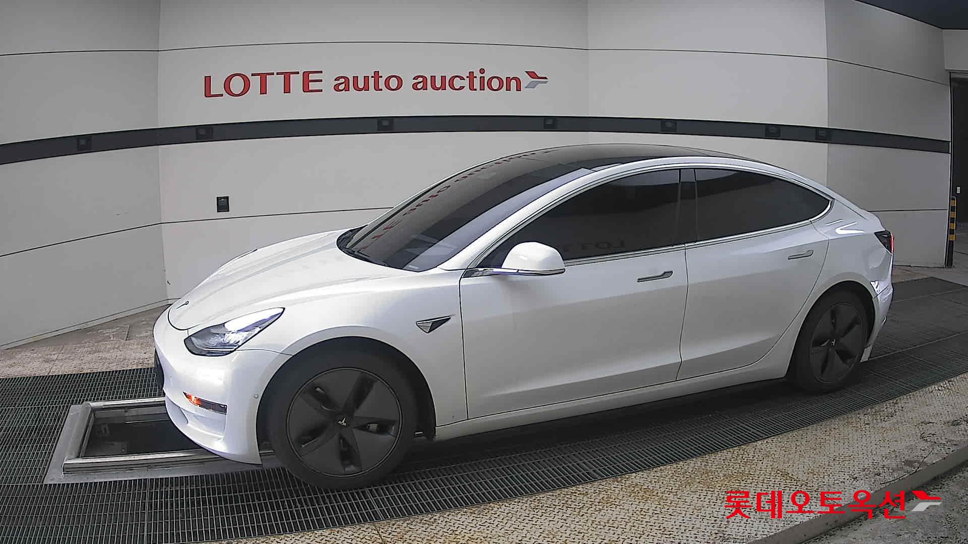 TESLA Model 3 - 12