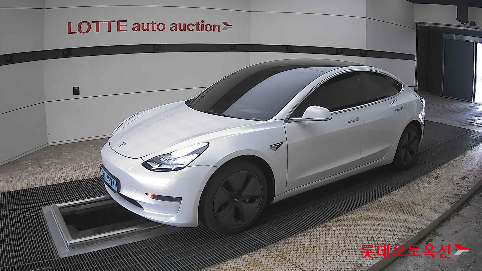 TESLA Model 3 - 11