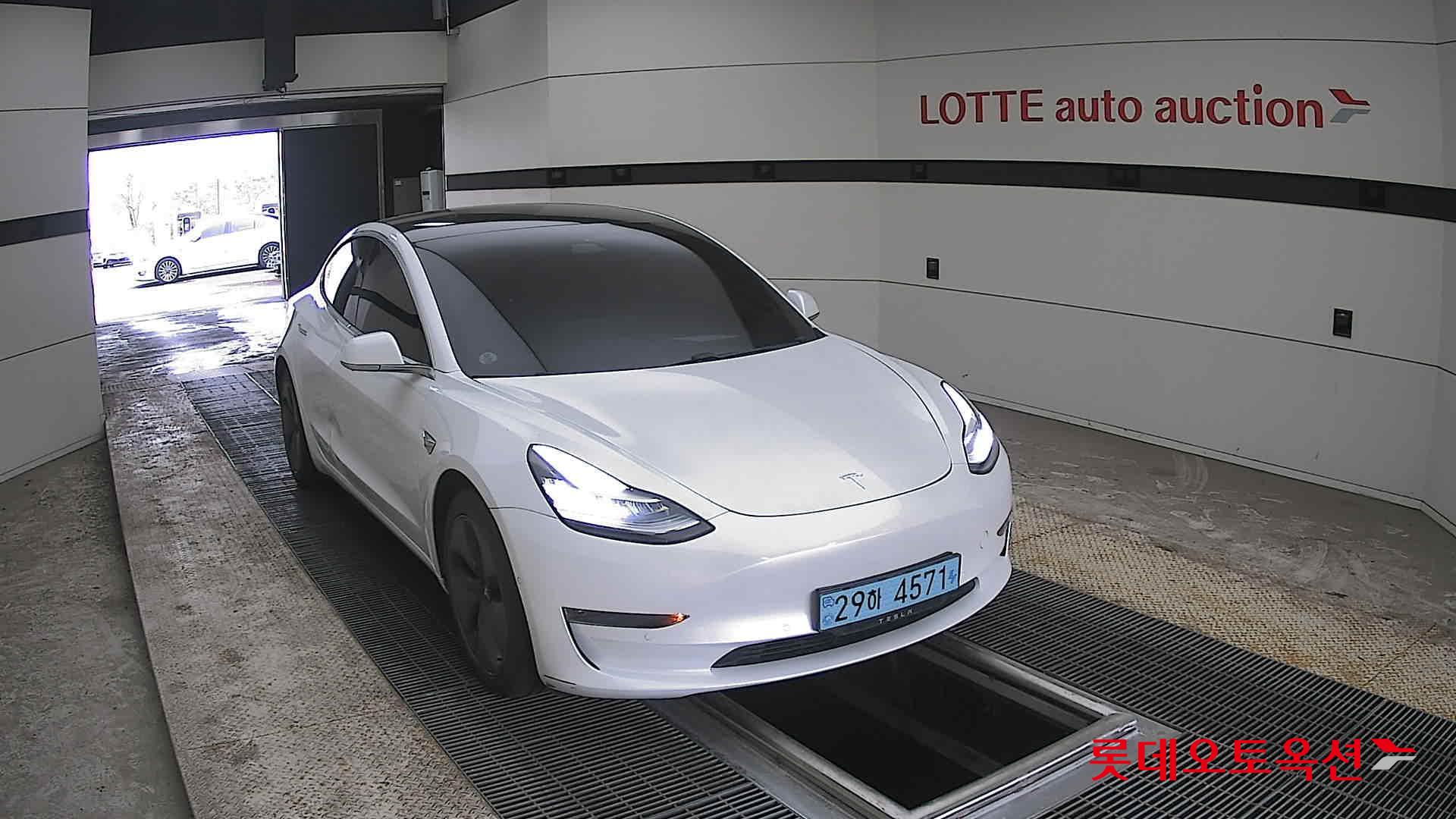 TESLA Model 3 - 24