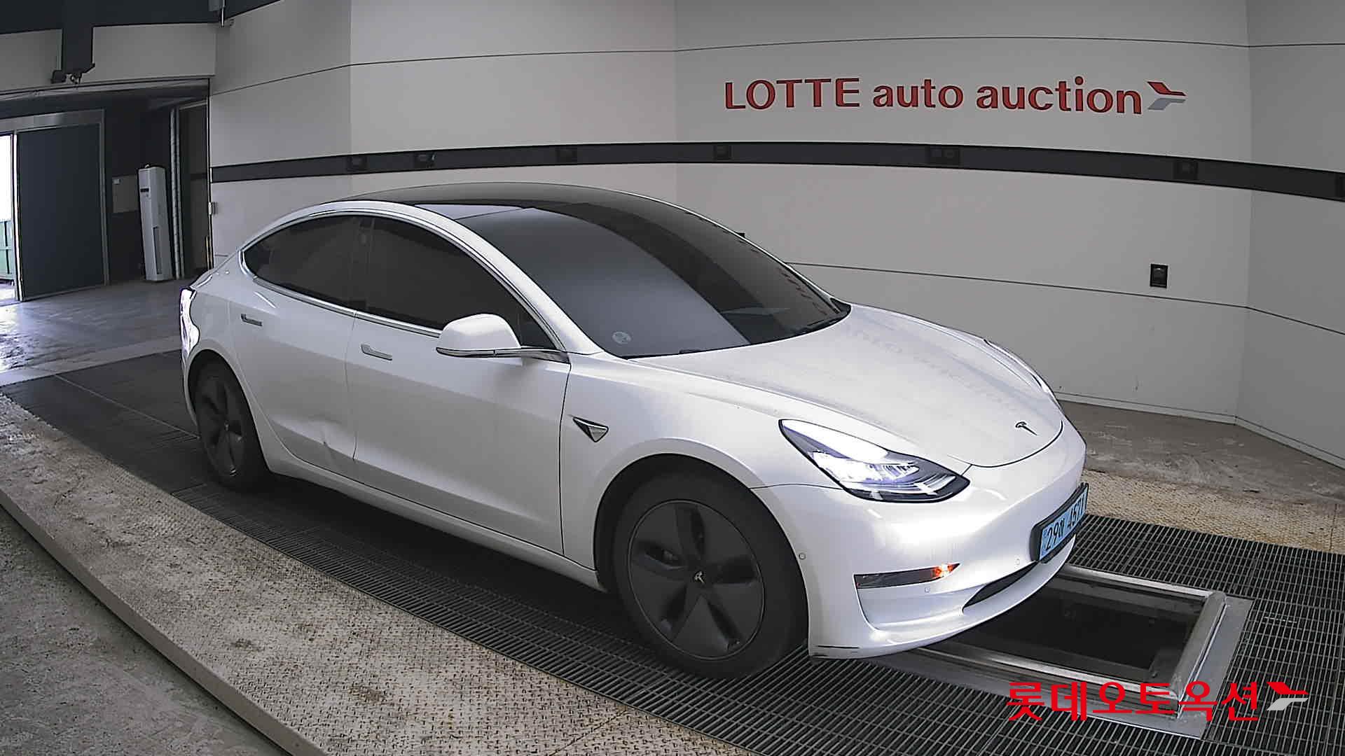 TESLA Model 3 - 23