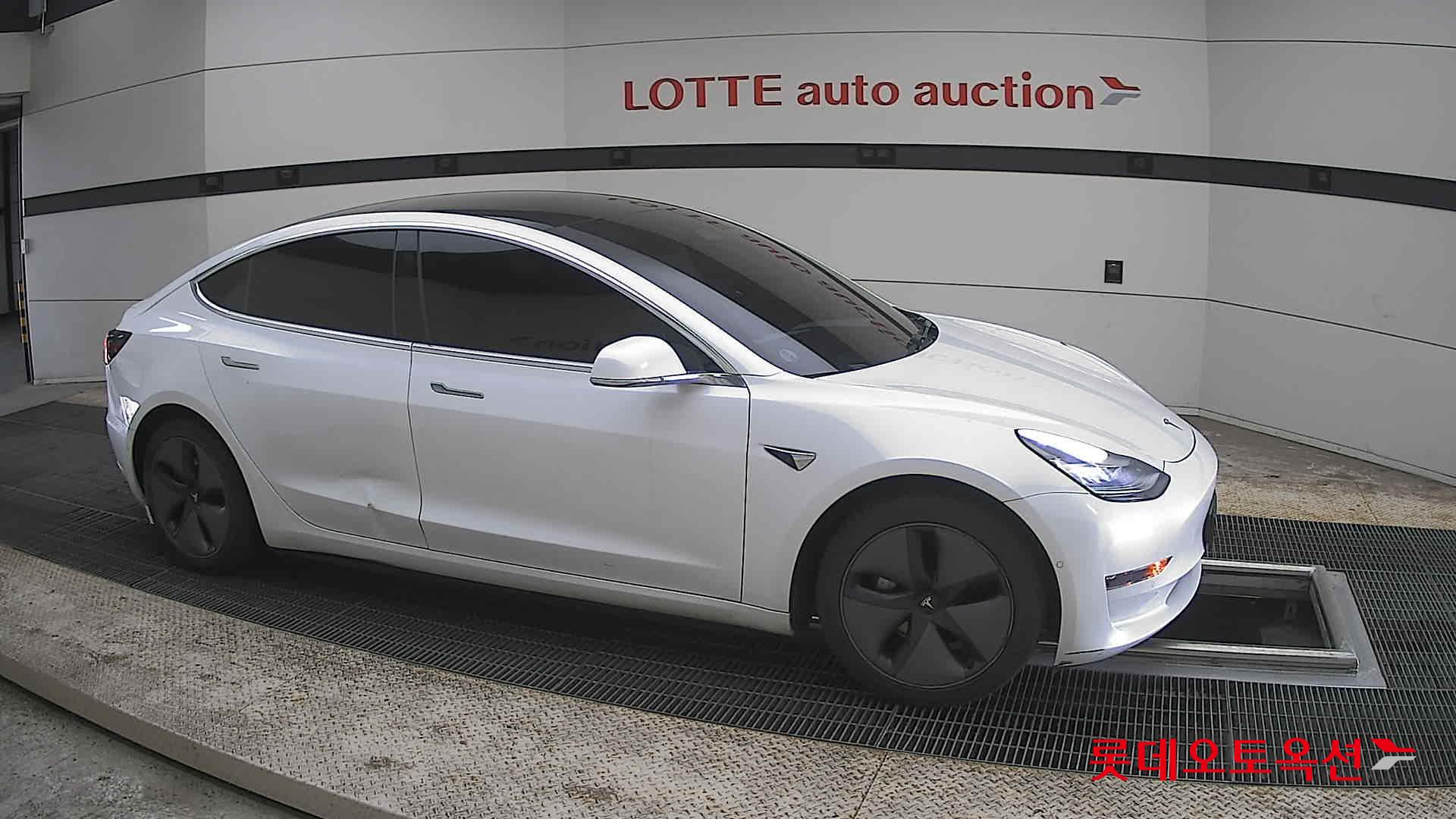TESLA Model 3 - 22