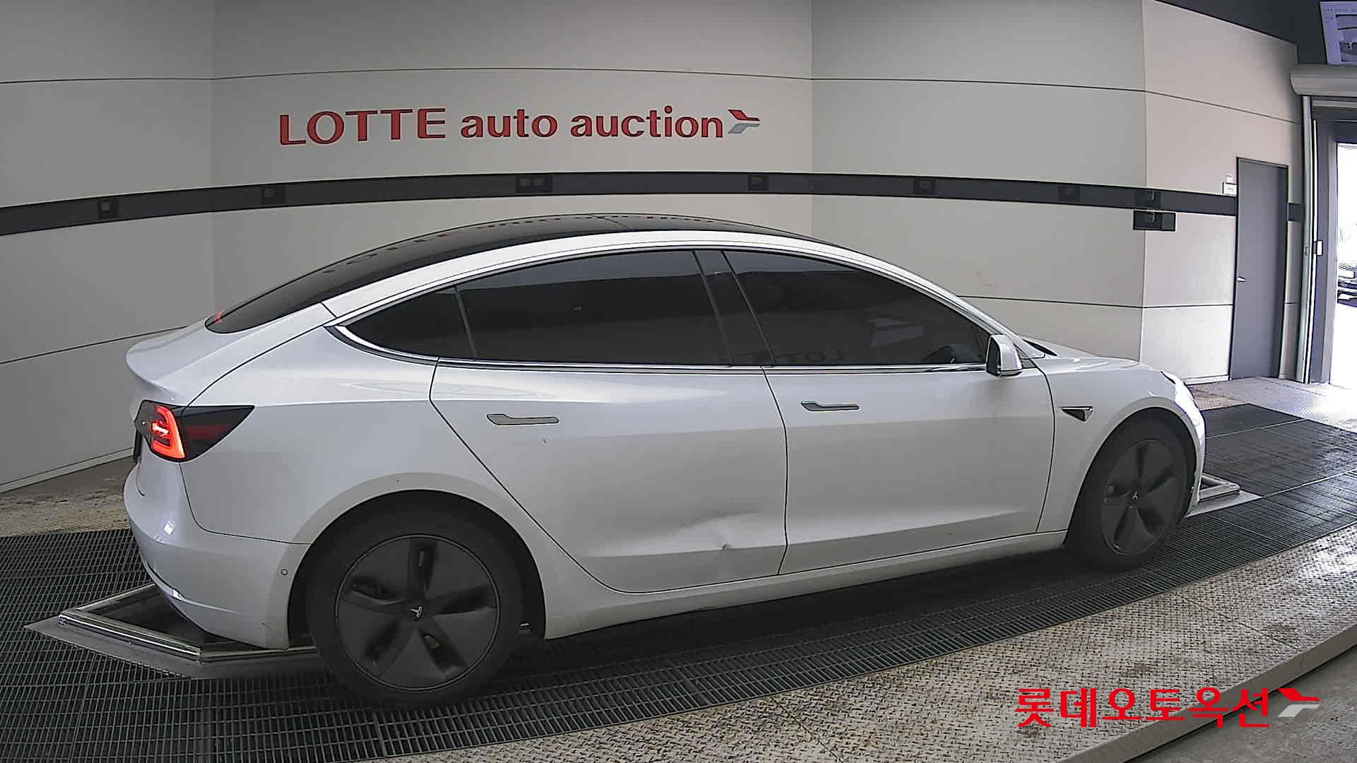 TESLA Model 3 - 20