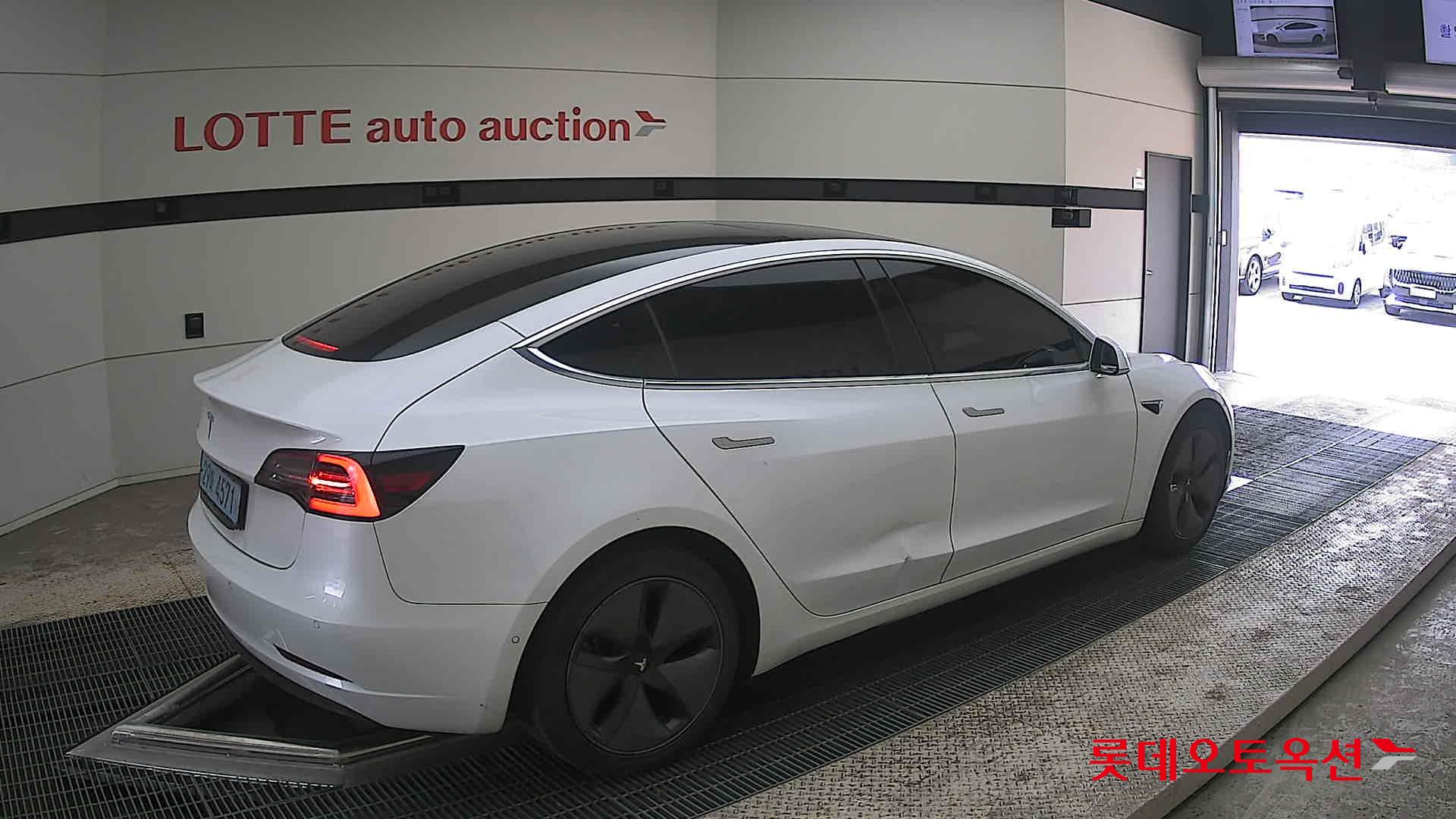 TESLA Model 3 - 19