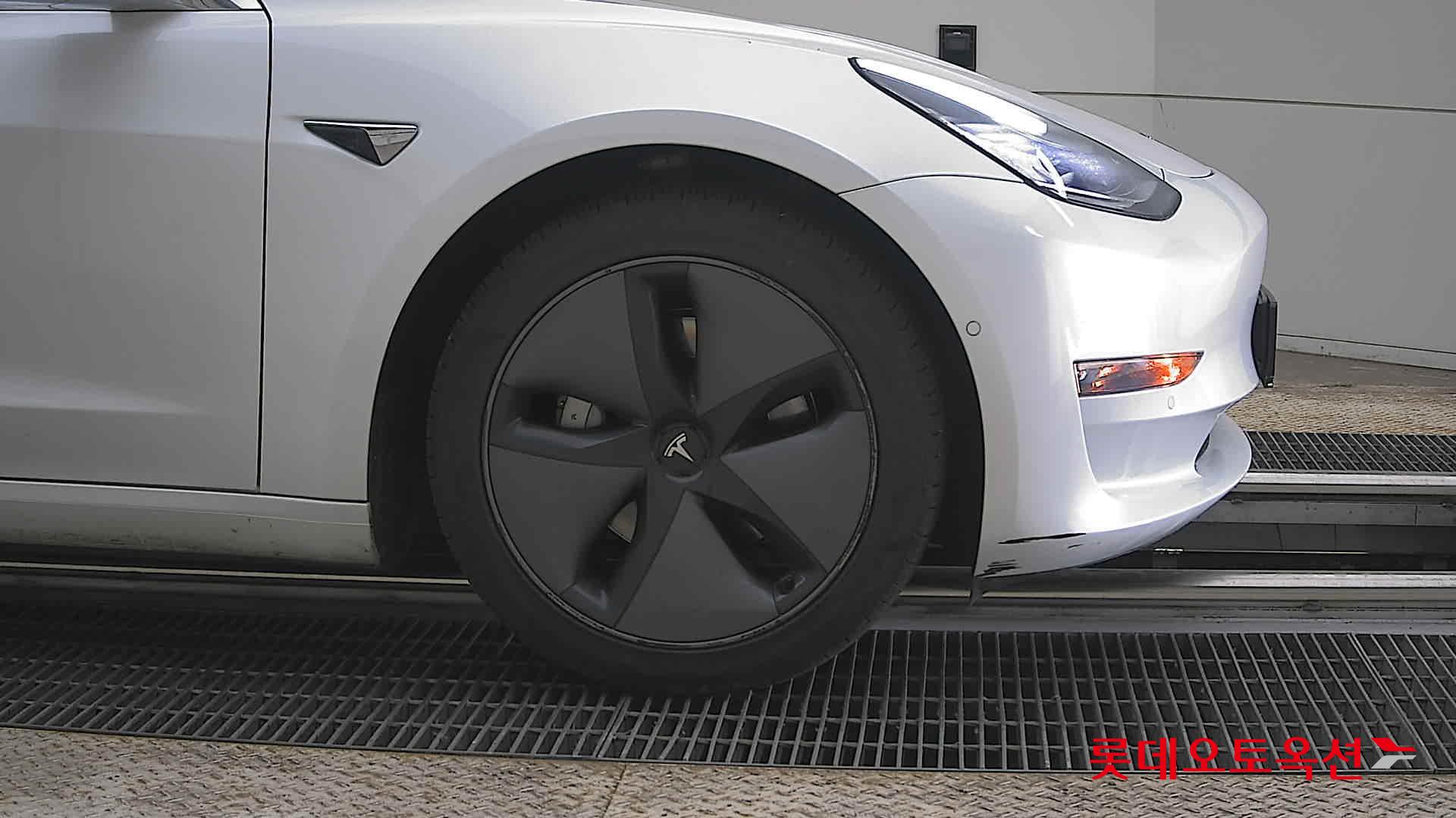 TESLA Model 3 - 27