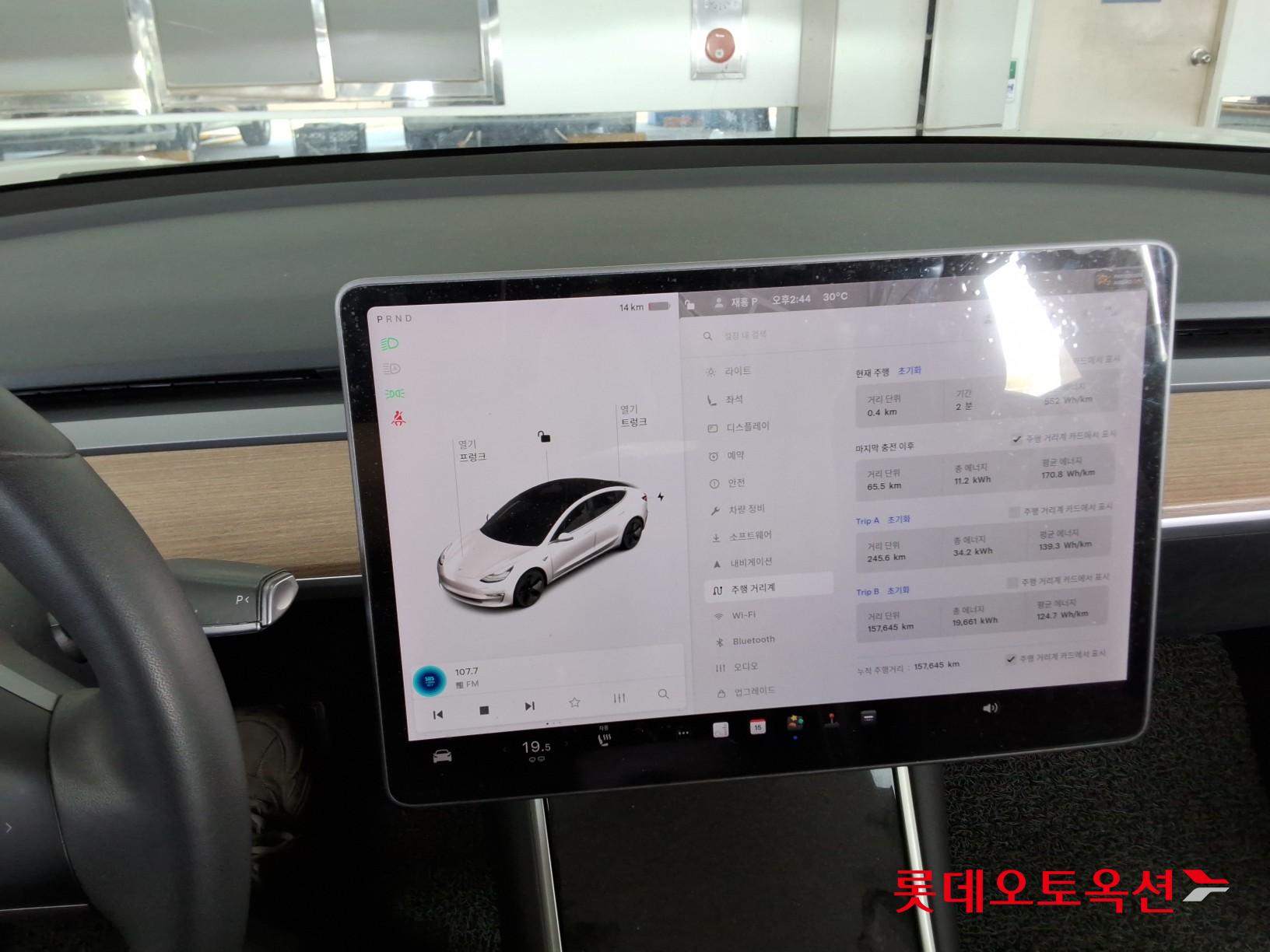 TESLA Model 3 - 32