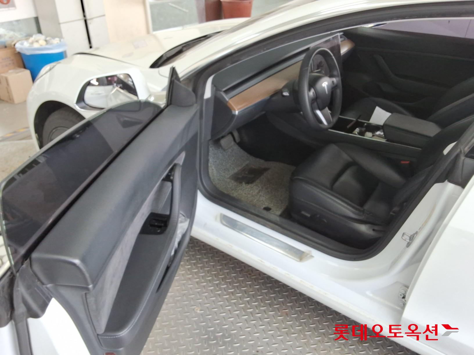 TESLA Model 3 - 36