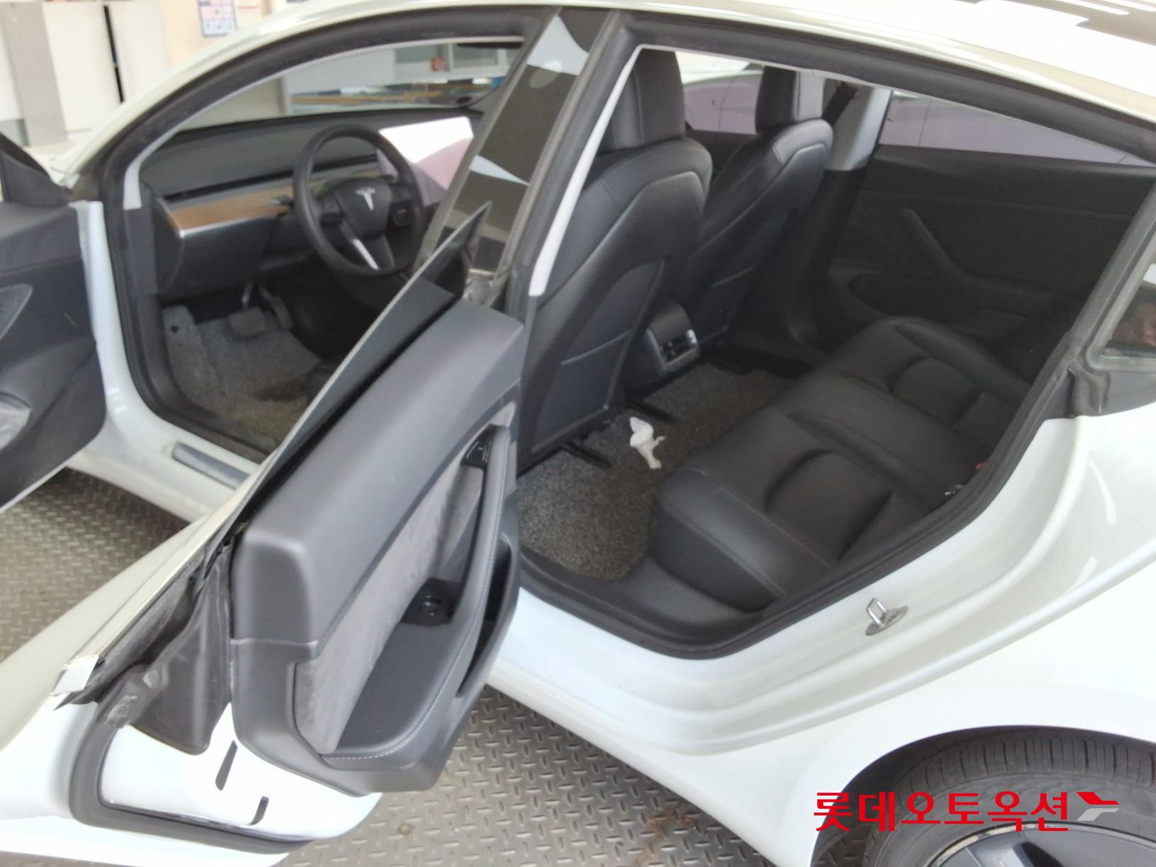 TESLA Model 3 - 37