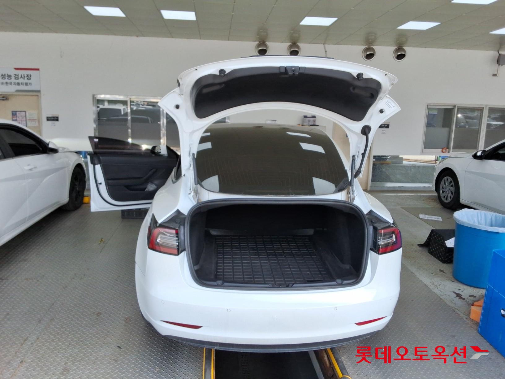 TESLA Model 3 - 9