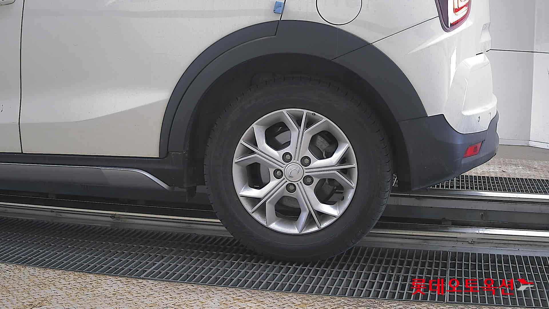 KG Mobility Tivoli - 26