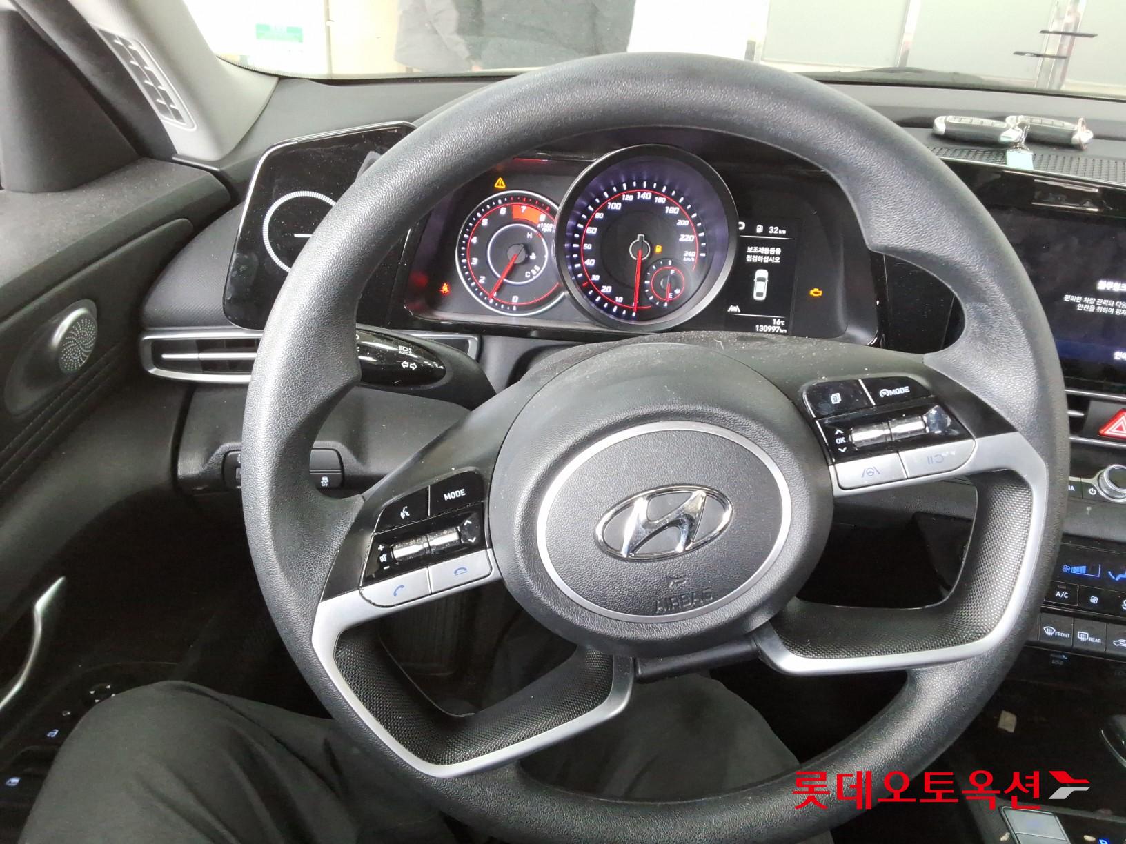 Hyundai Elantra 2022 - Image 30