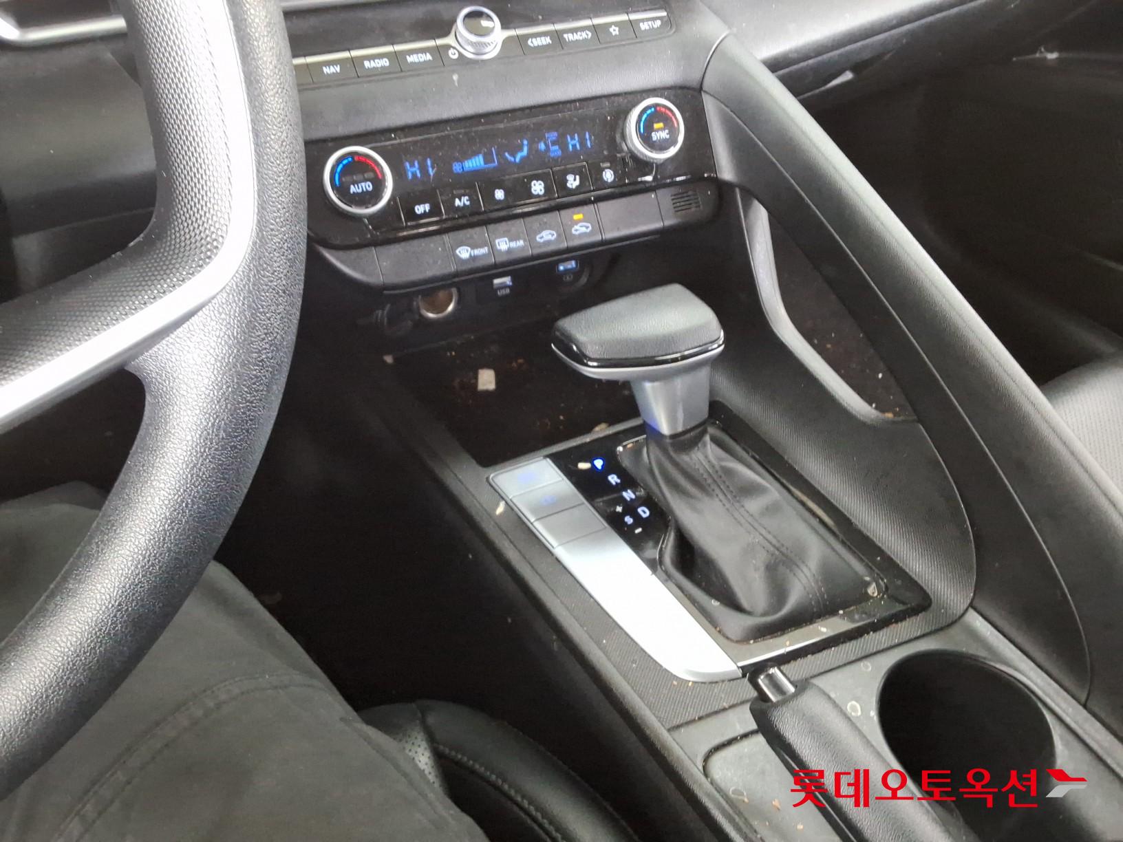 Hyundai Elantra 2022 - Image 33