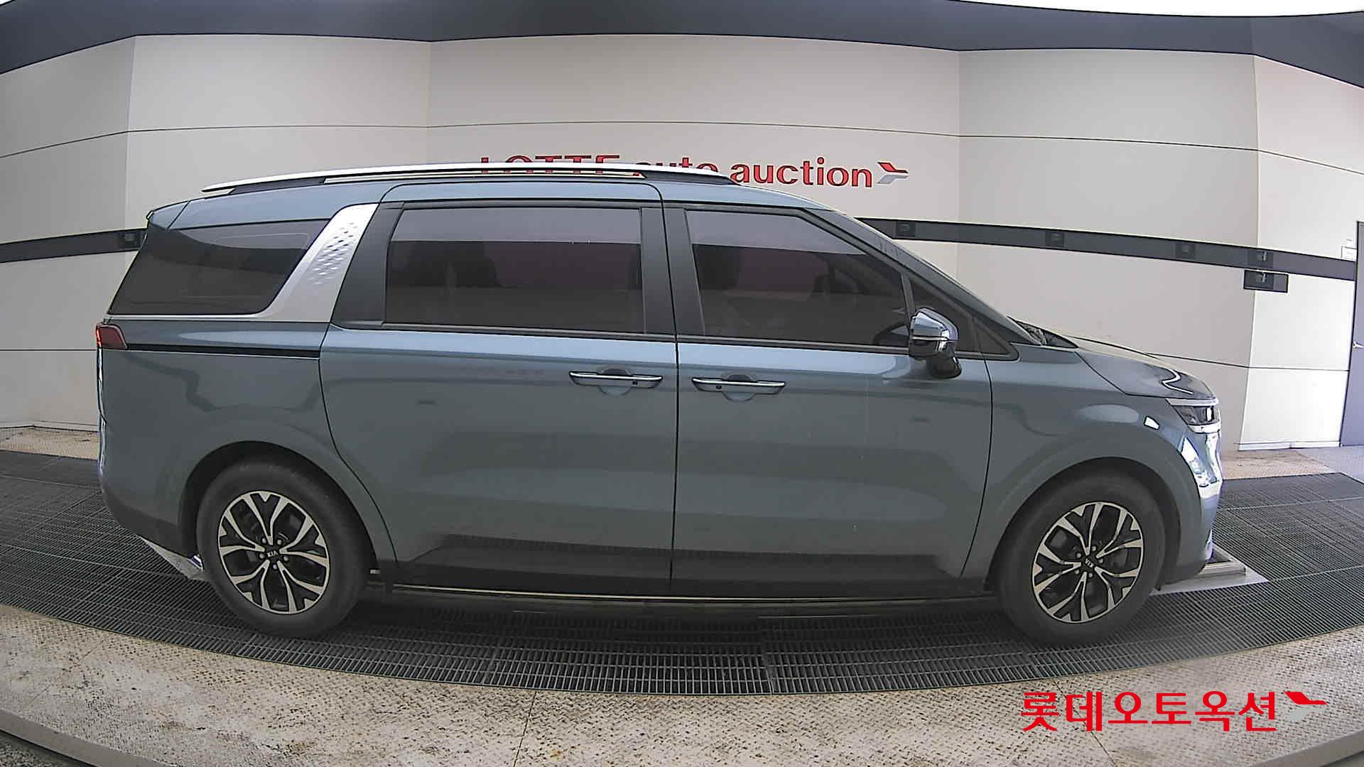 Kia Carnival - 21