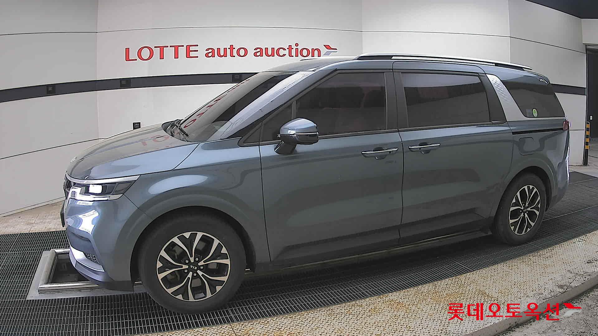 Kia Carnival - 12