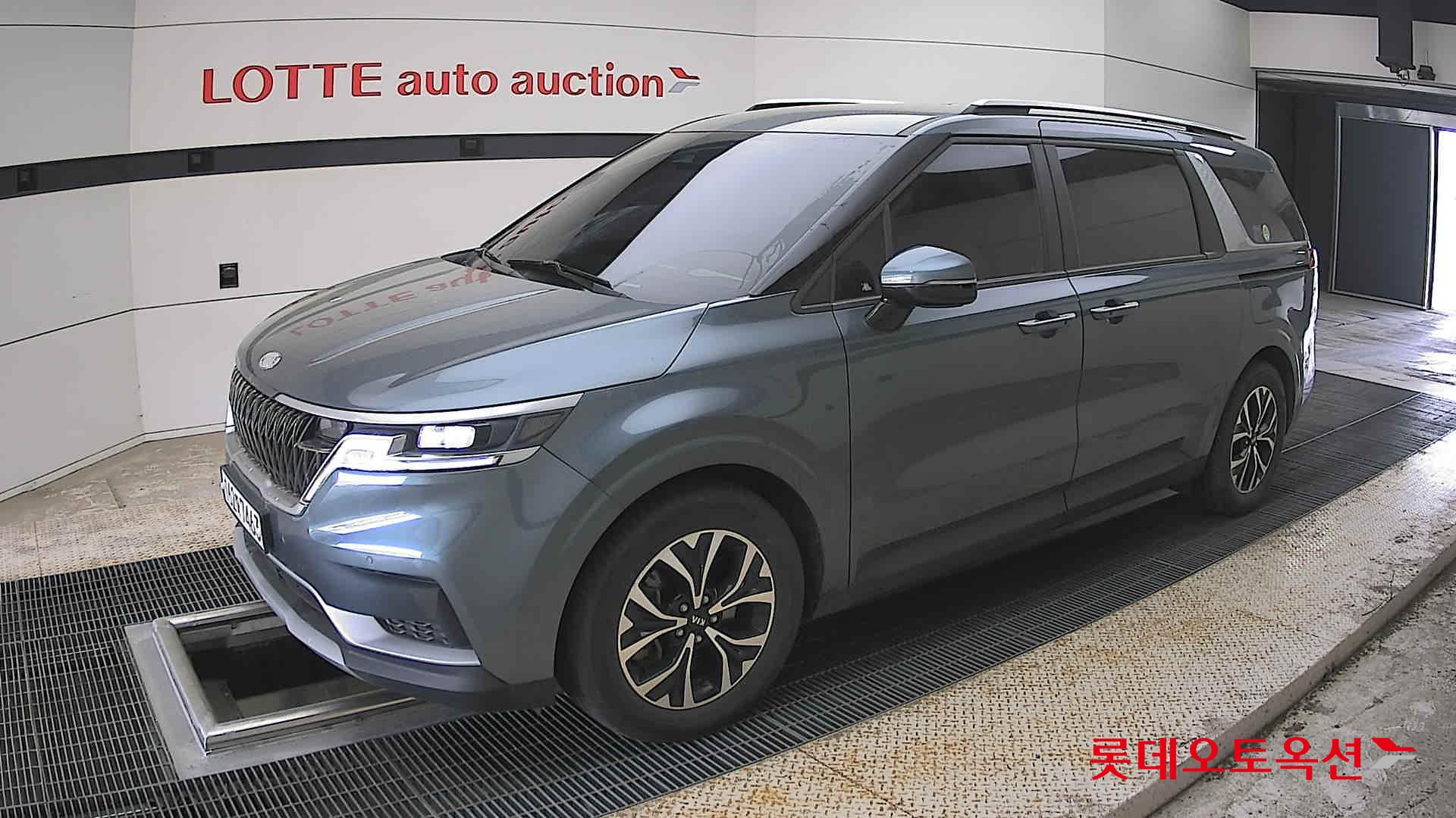 Kia Carnival - 11