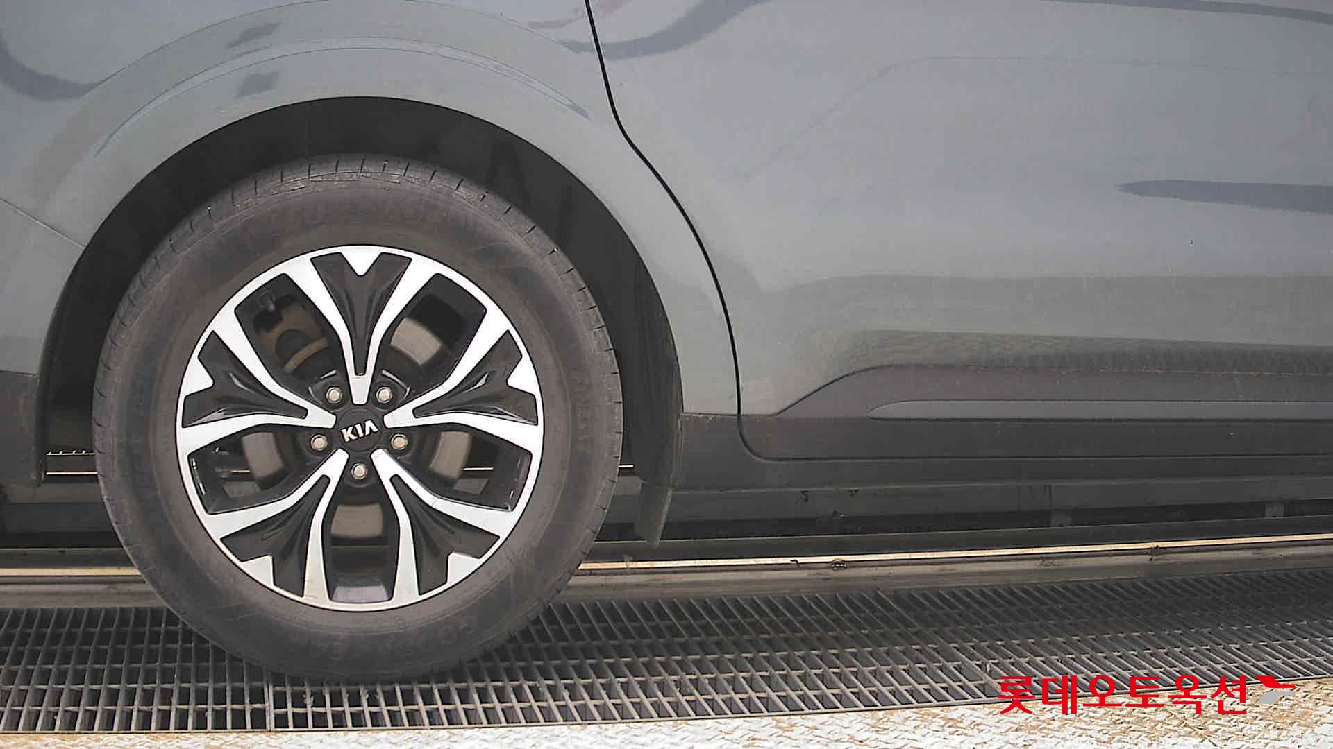 Kia Carnival - 28