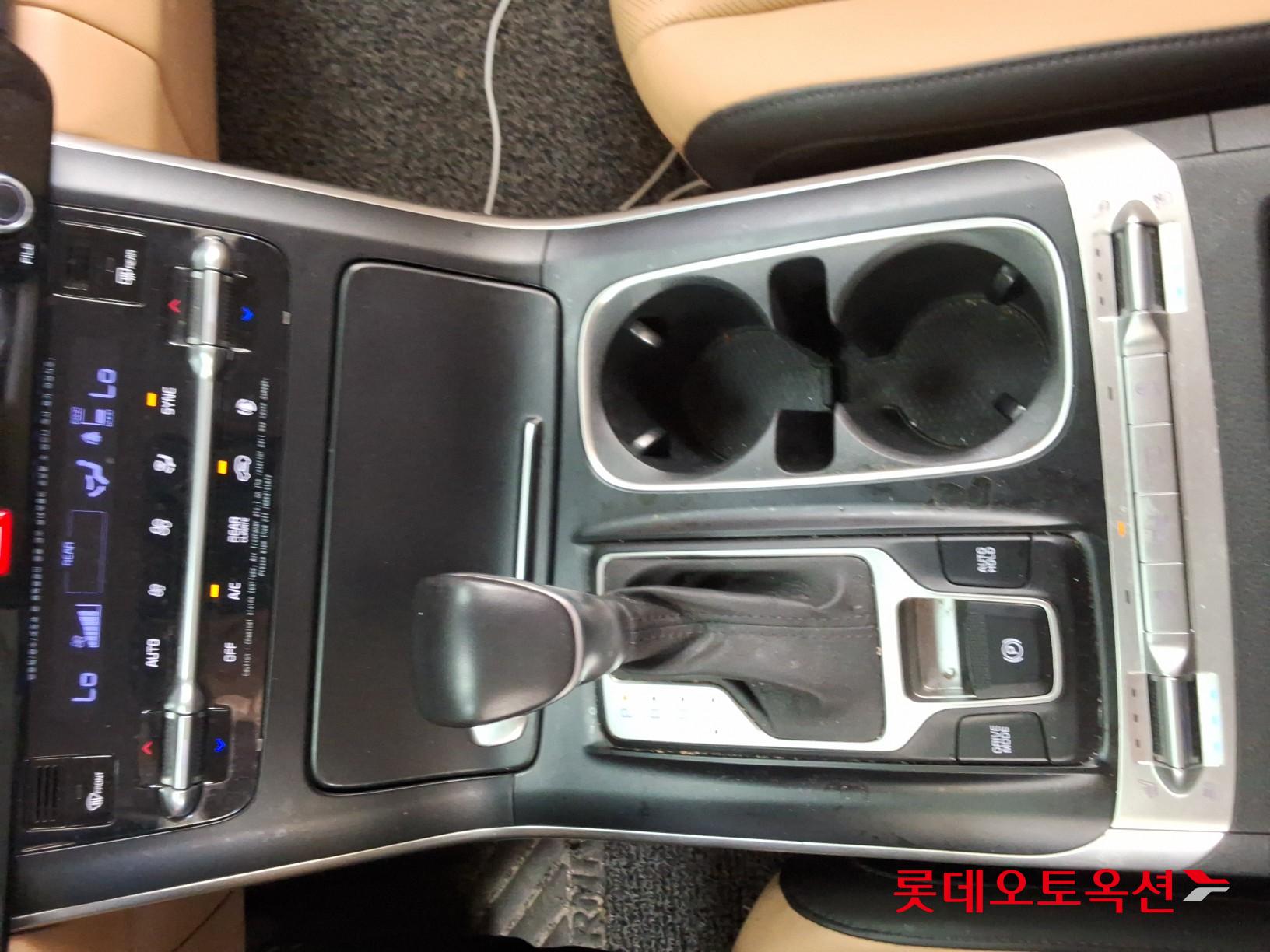Kia Carnival - 32