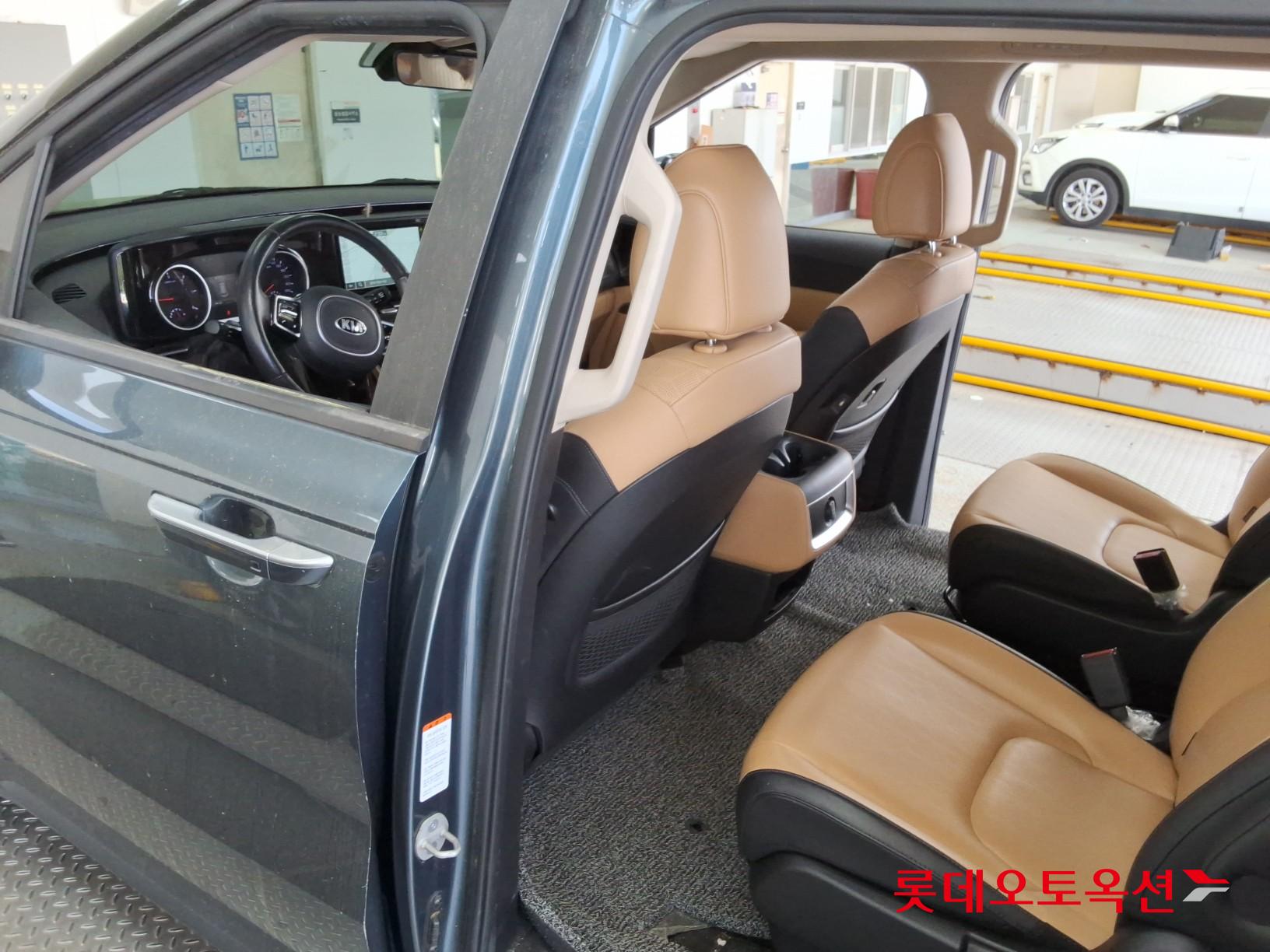 Kia Carnival - 37