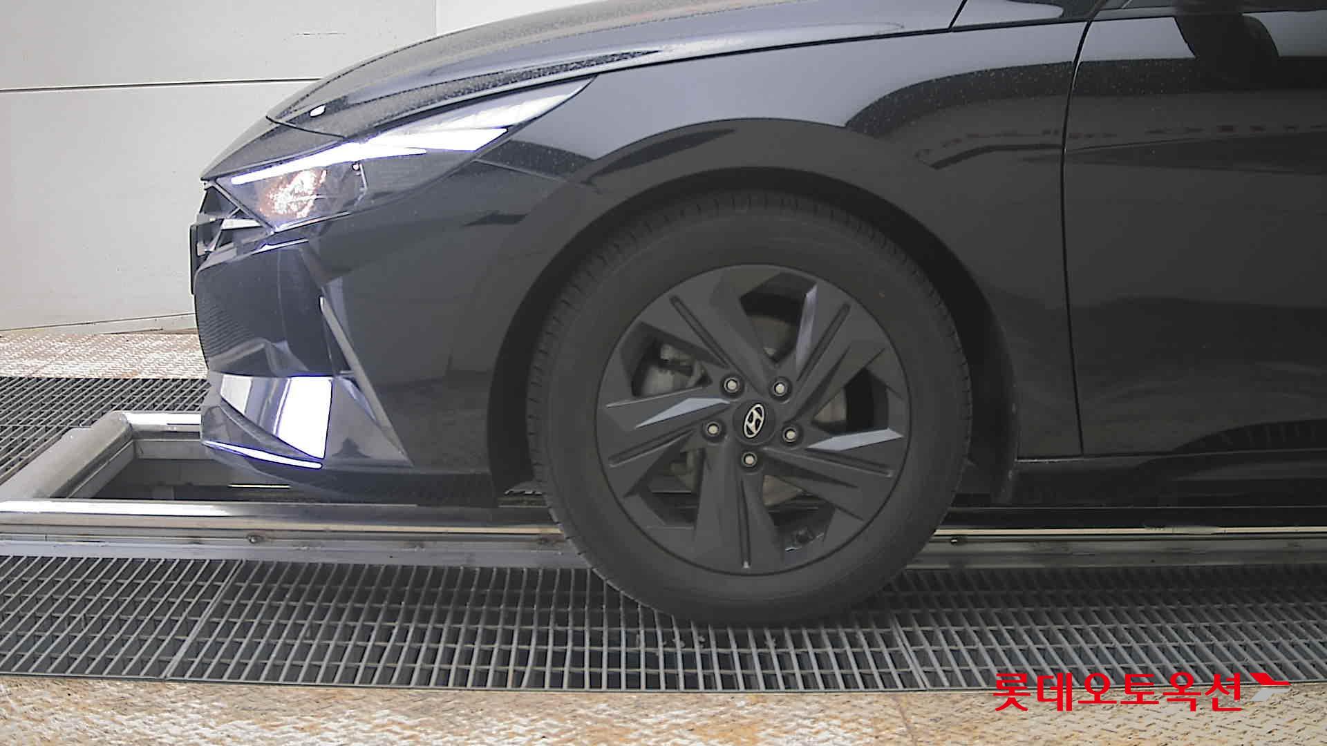Hyundai Elantra - 25