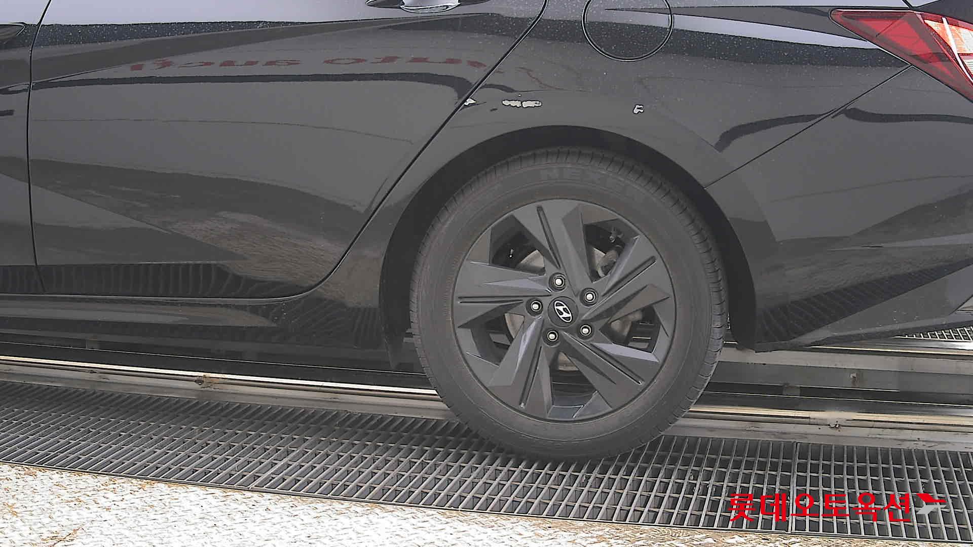 Hyundai Elantra - 26