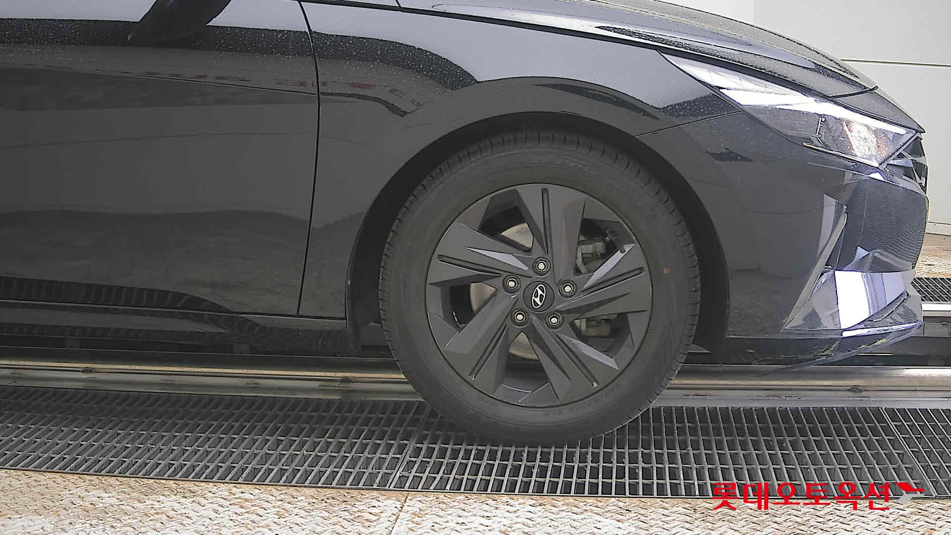 Hyundai Elantra - 27
