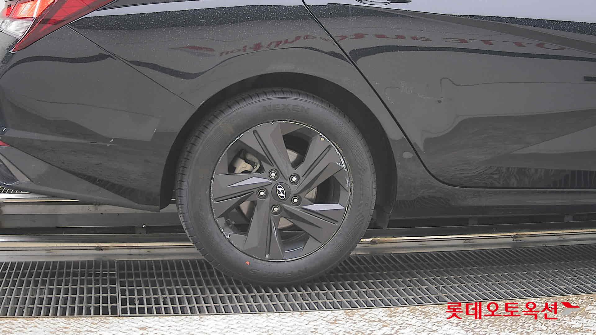 Hyundai Elantra - 28