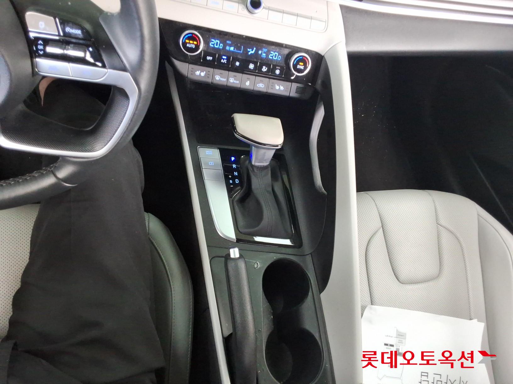 Hyundai Elantra - 35