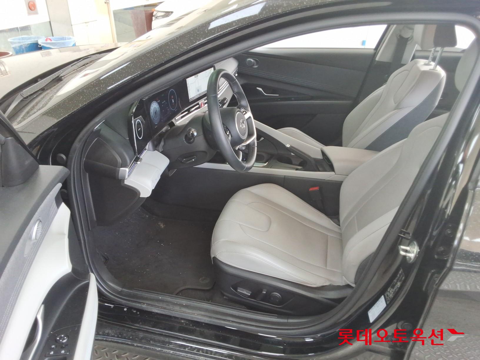 Hyundai Elantra - 36