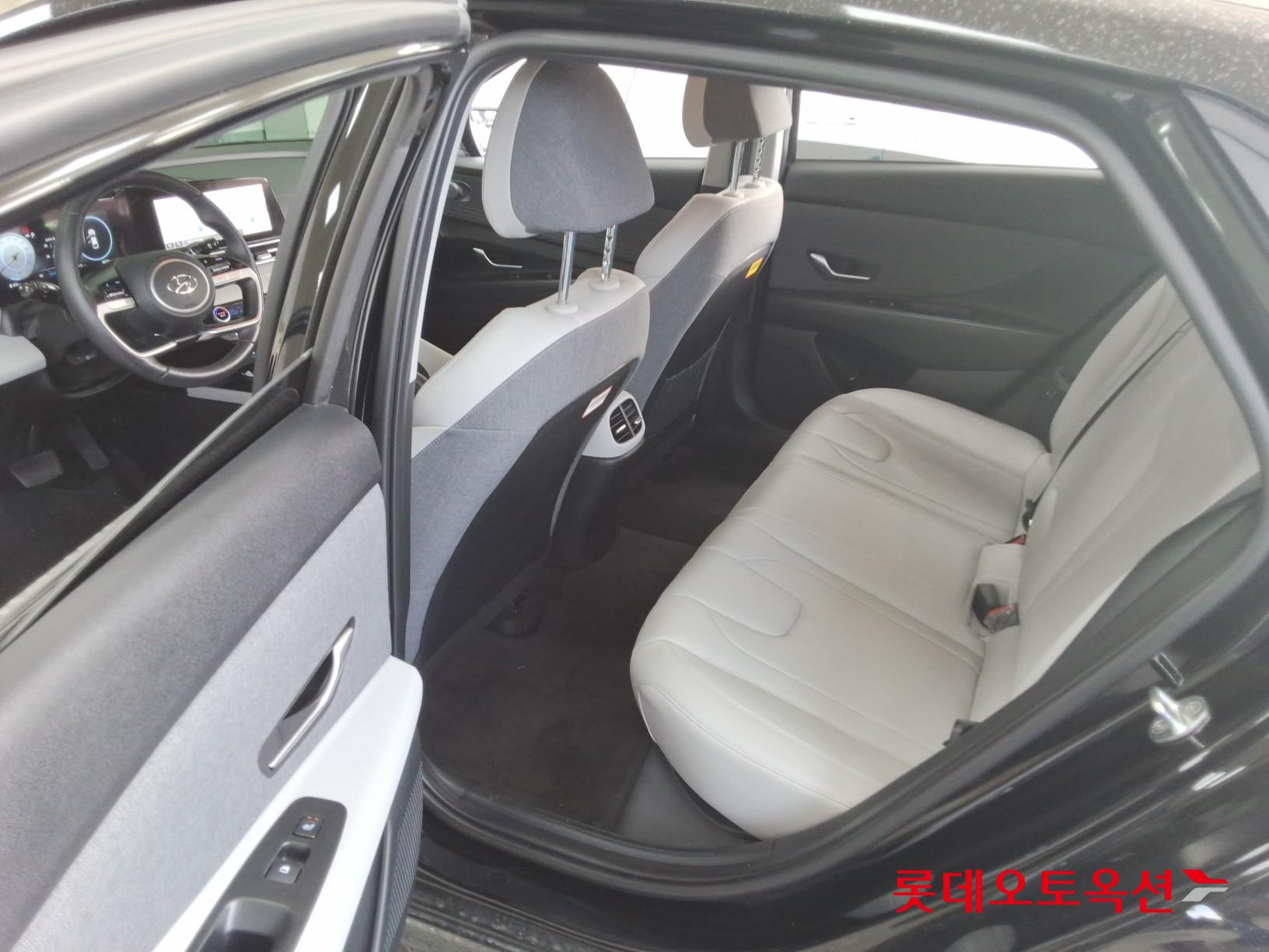 Hyundai Elantra - 38