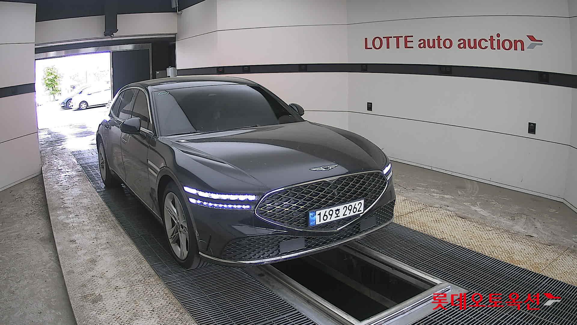 Genesis G90 - 24