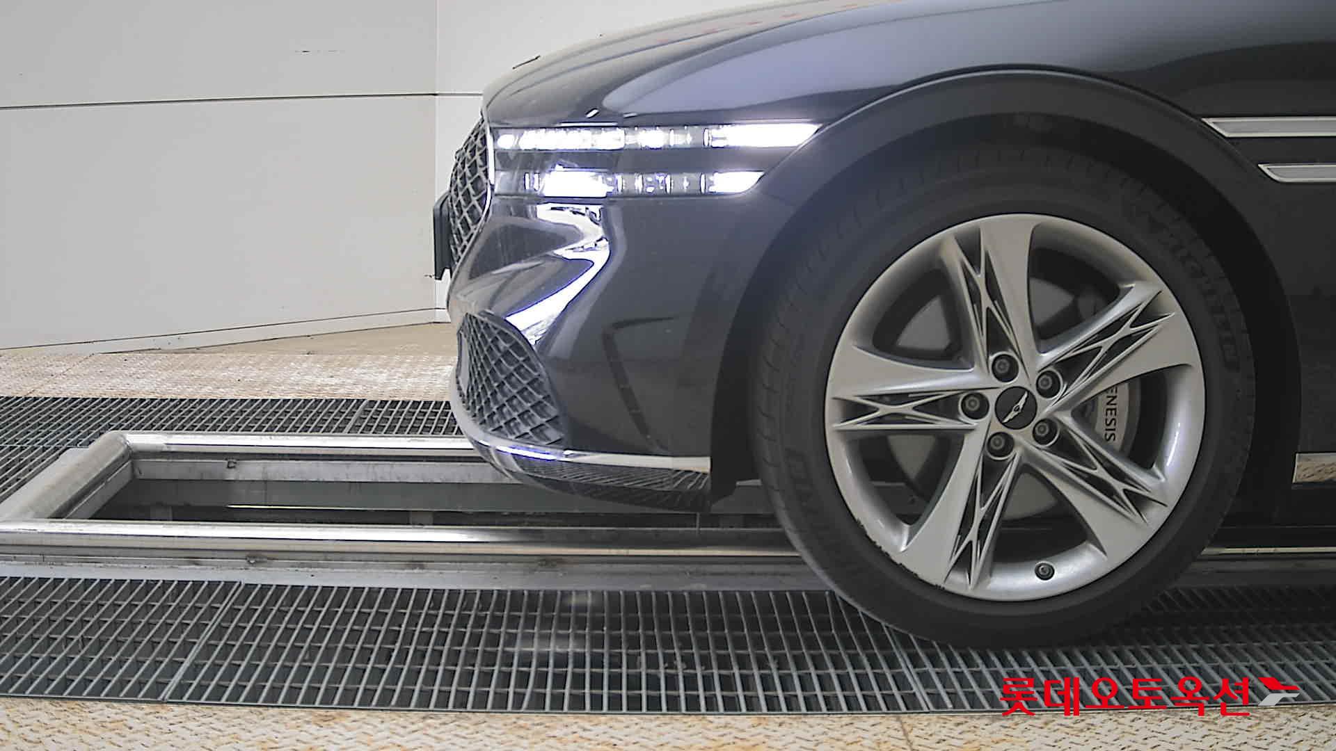 Genesis G90 - 25