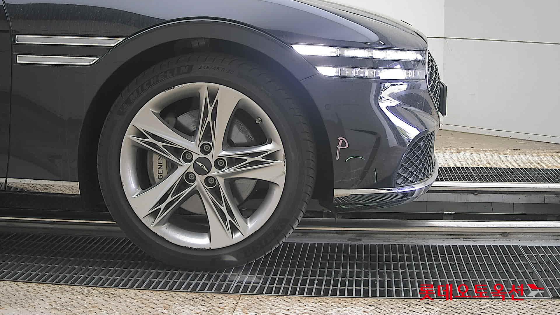 Genesis G90 - 27