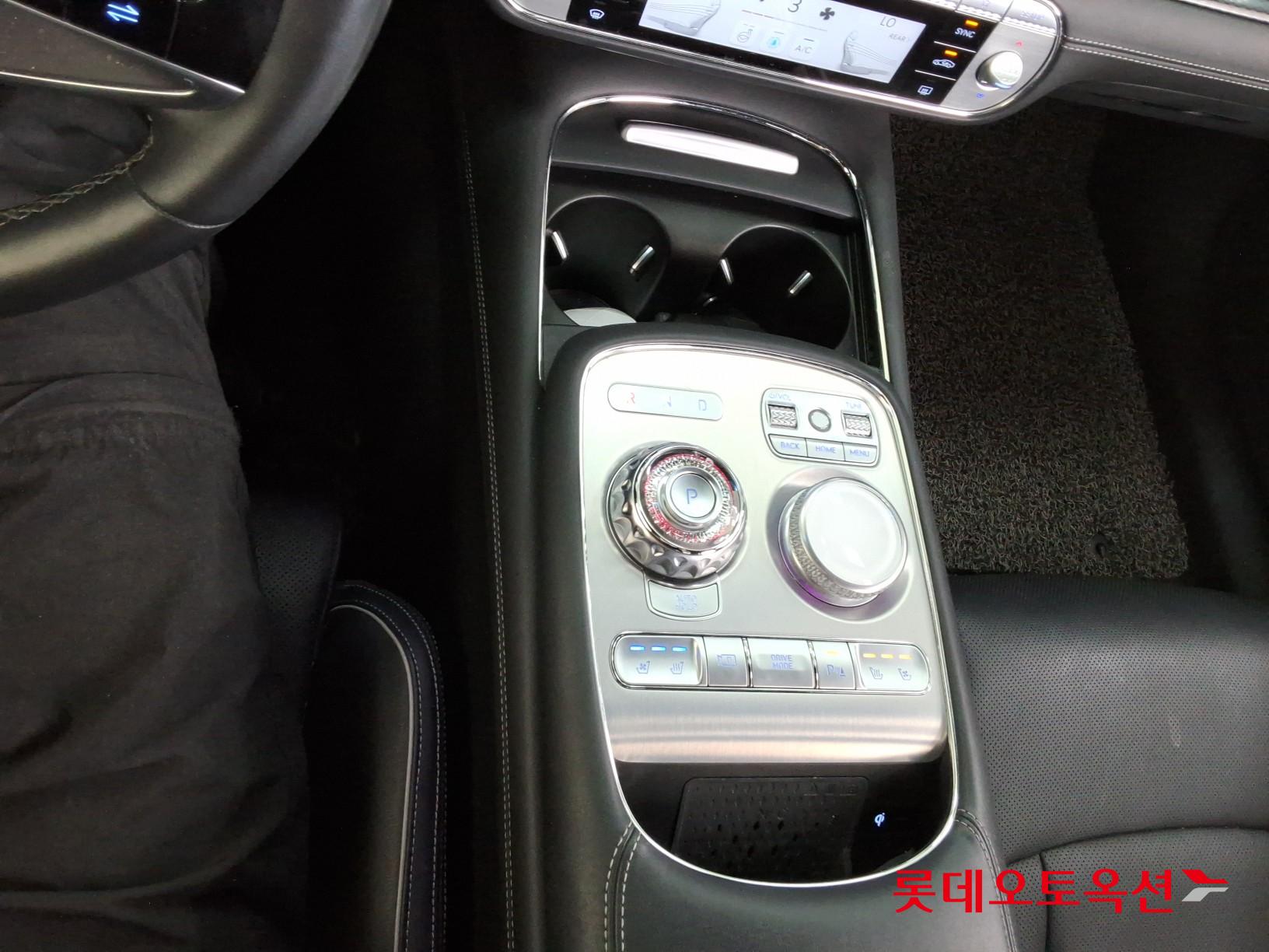 Genesis G90 - 32