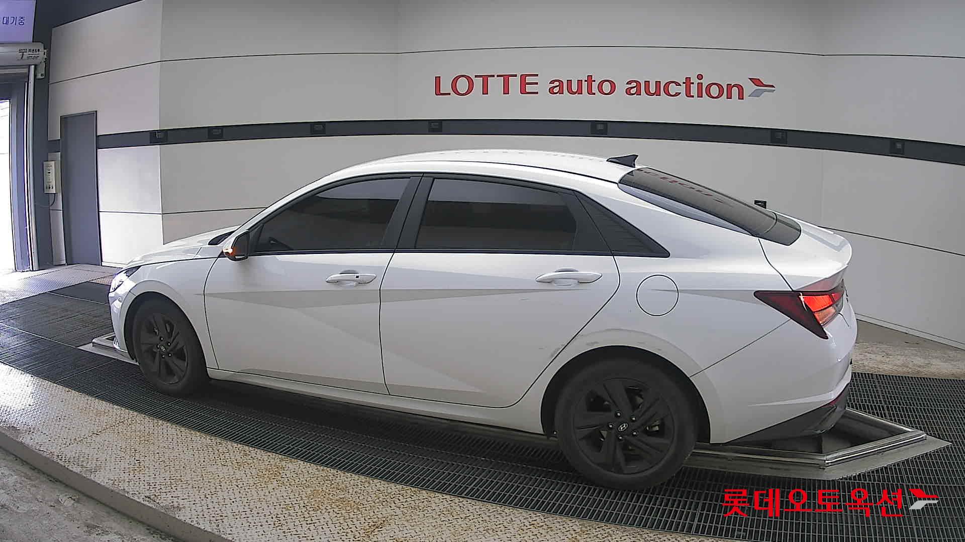 Hyundai Elantra - 14