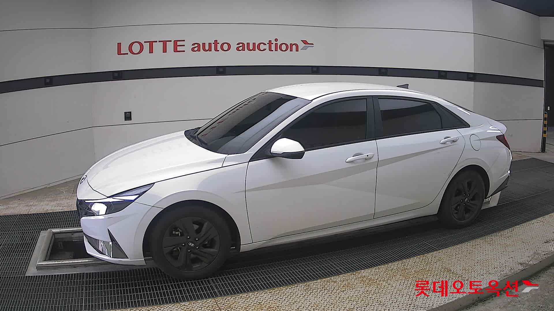 Hyundai Elantra - 12
