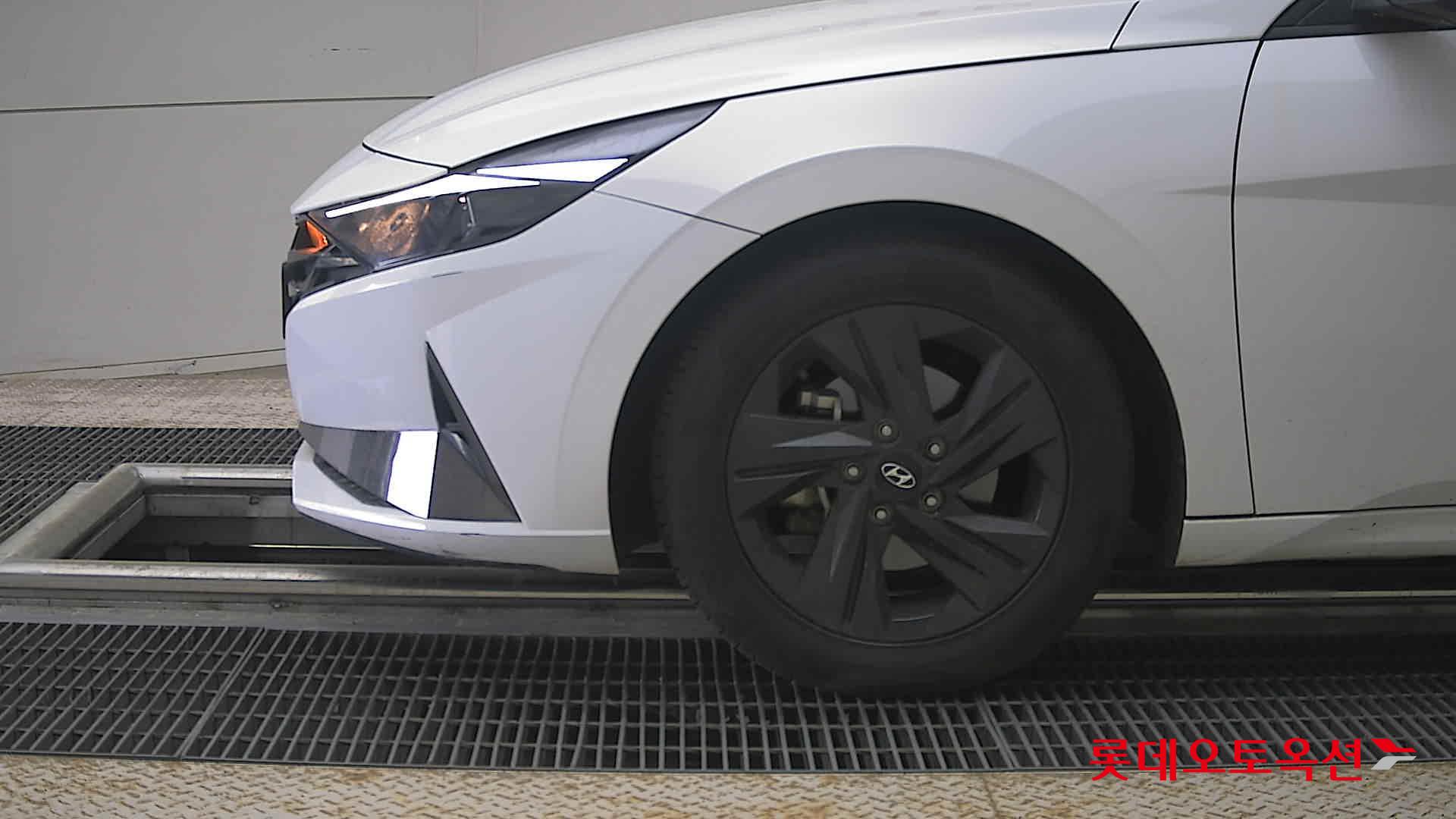 Hyundai Elantra - 25
